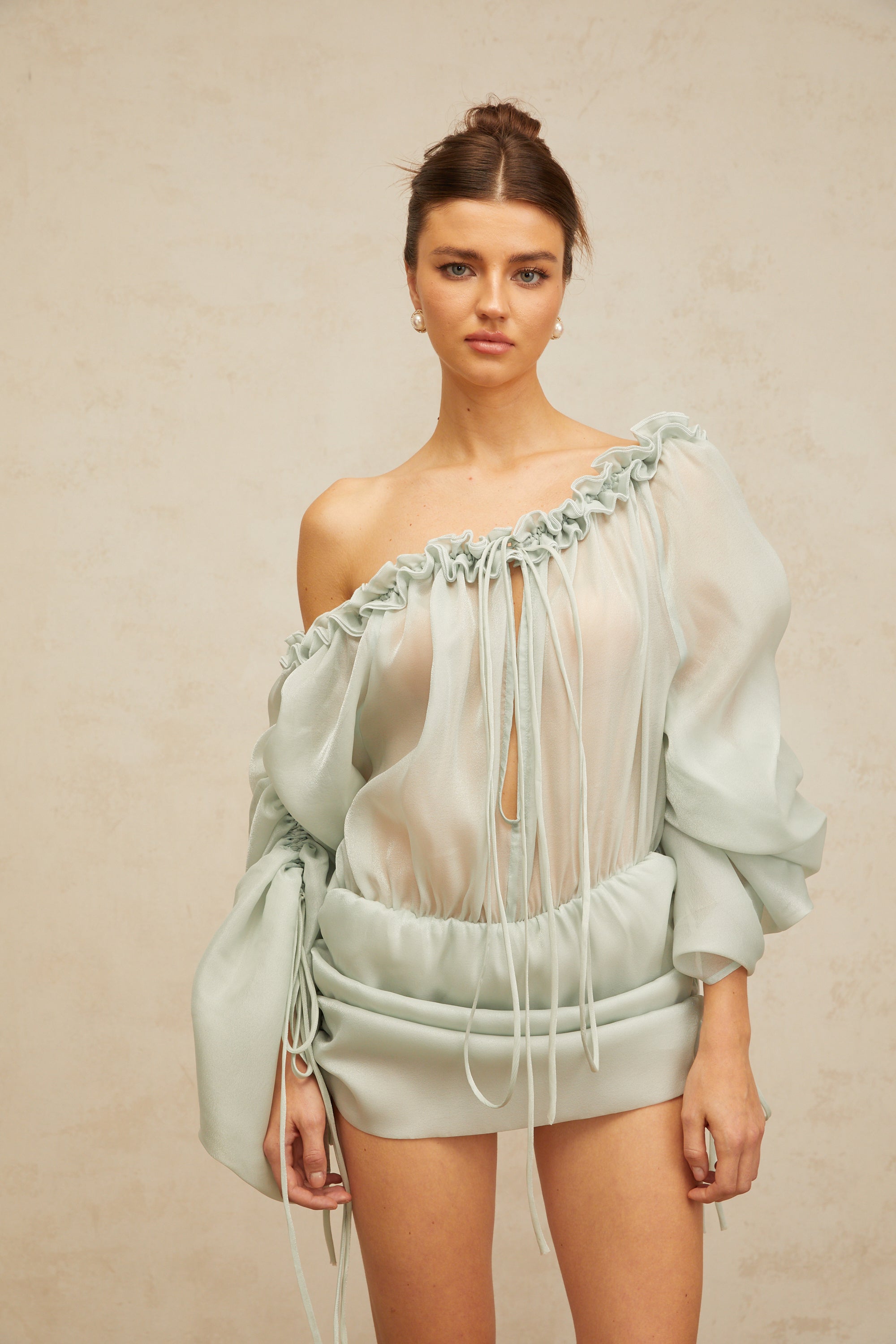 فستان قصير من Béryl باللون الأخضر الفاتح مع حواف مكشكشة