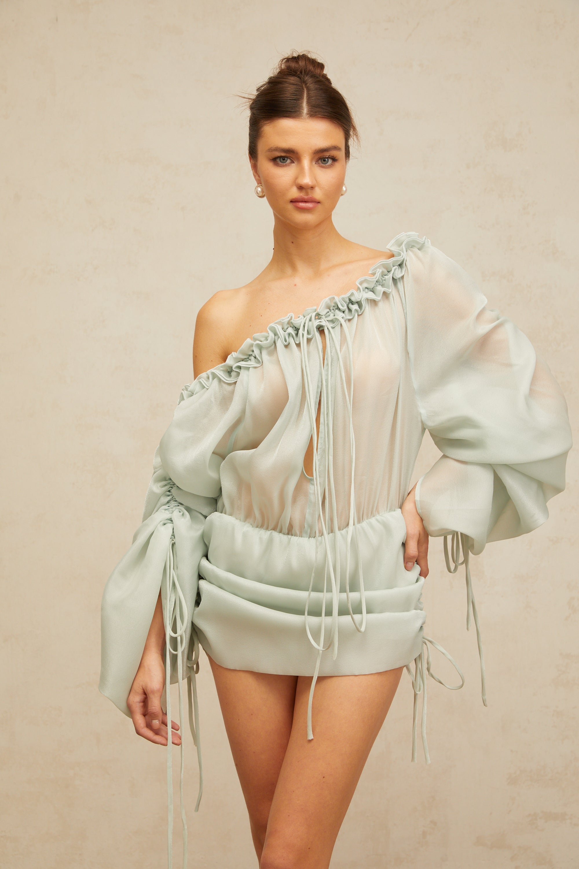 فستان قصير من Béryl باللون الأخضر الفاتح مع حواف مكشكشة