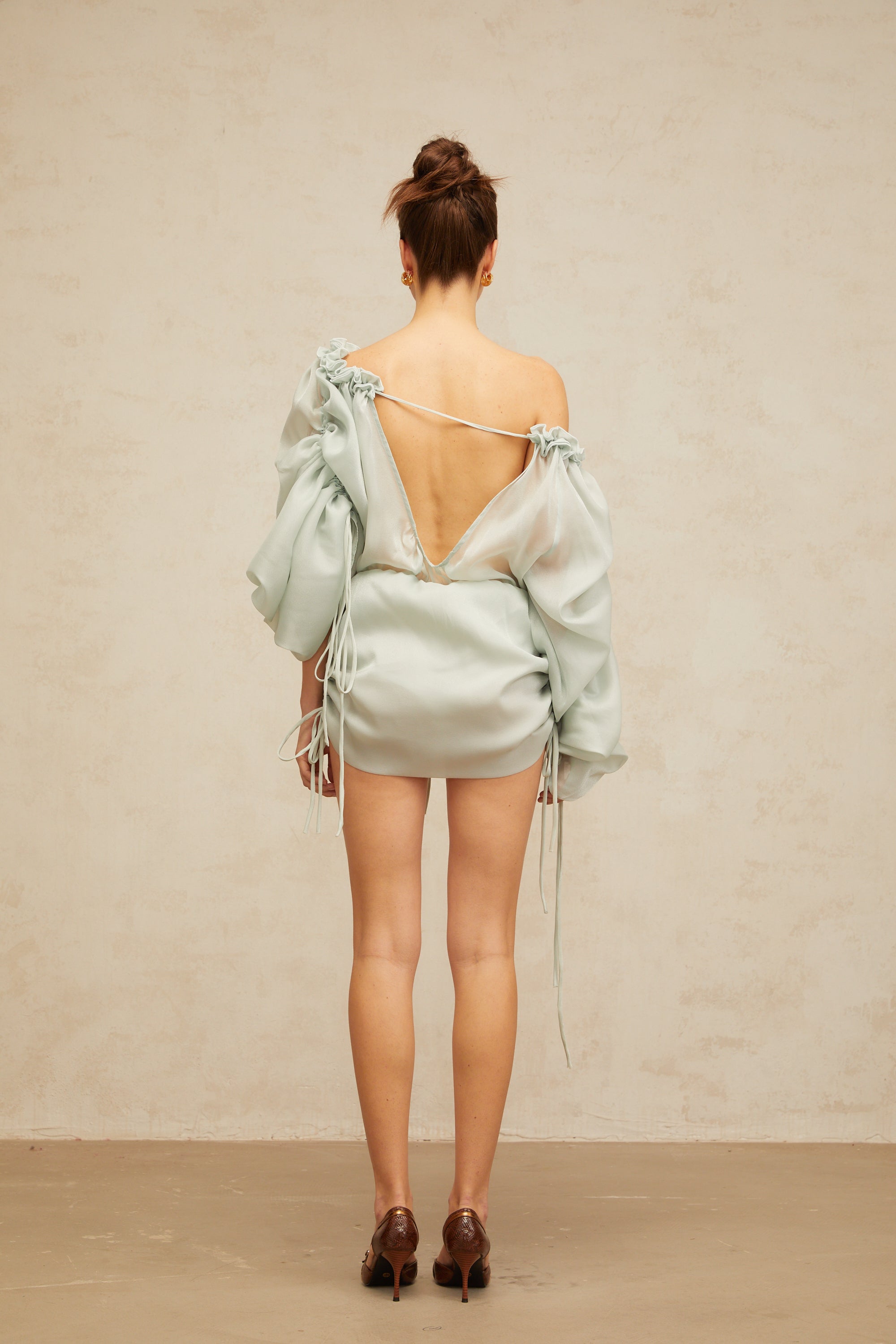 فستان قصير من Béryl باللون الأخضر الفاتح مع حواف مكشكشة