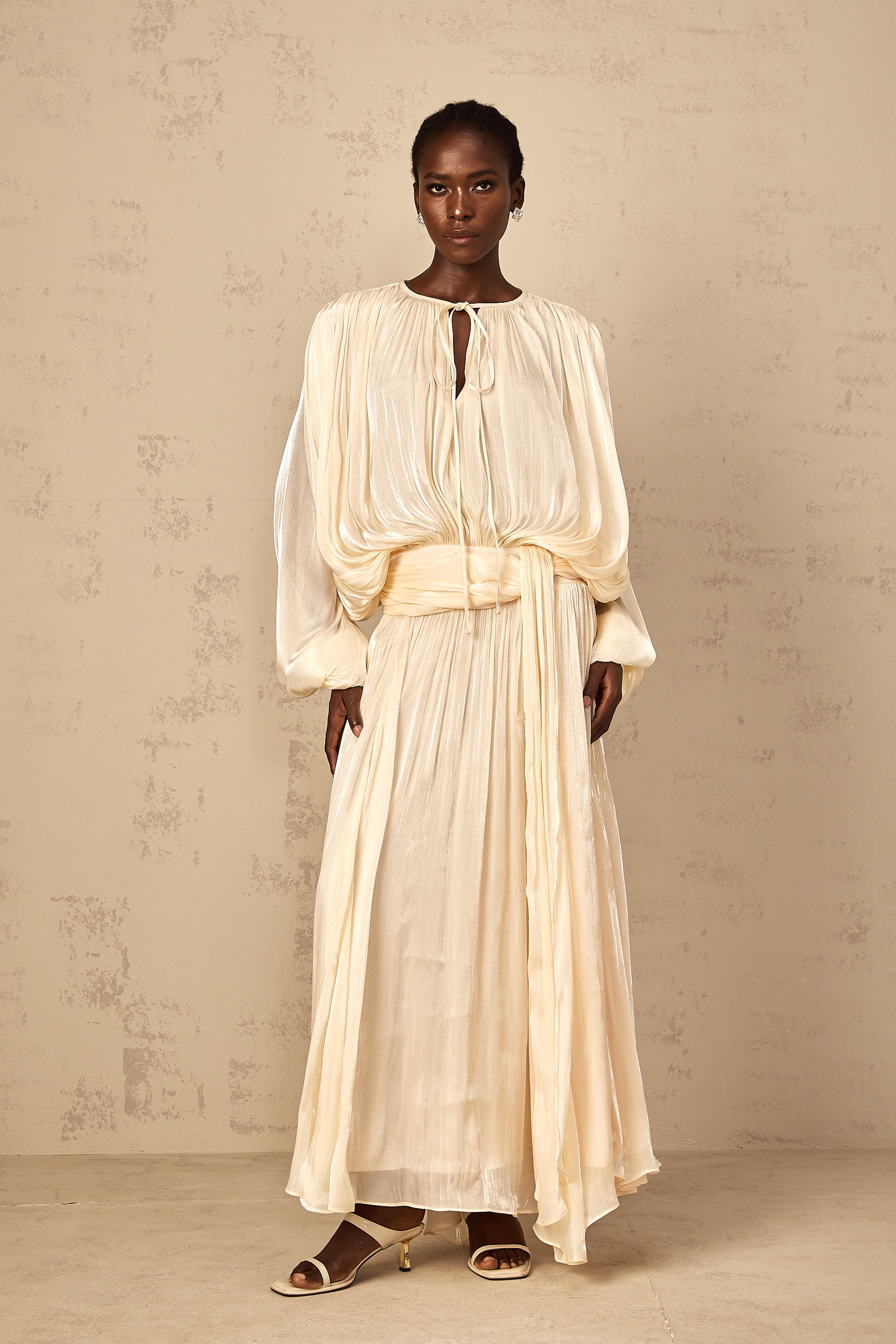 فستان يوجيني قصير محايد مطوي بالكامل ومكشكش