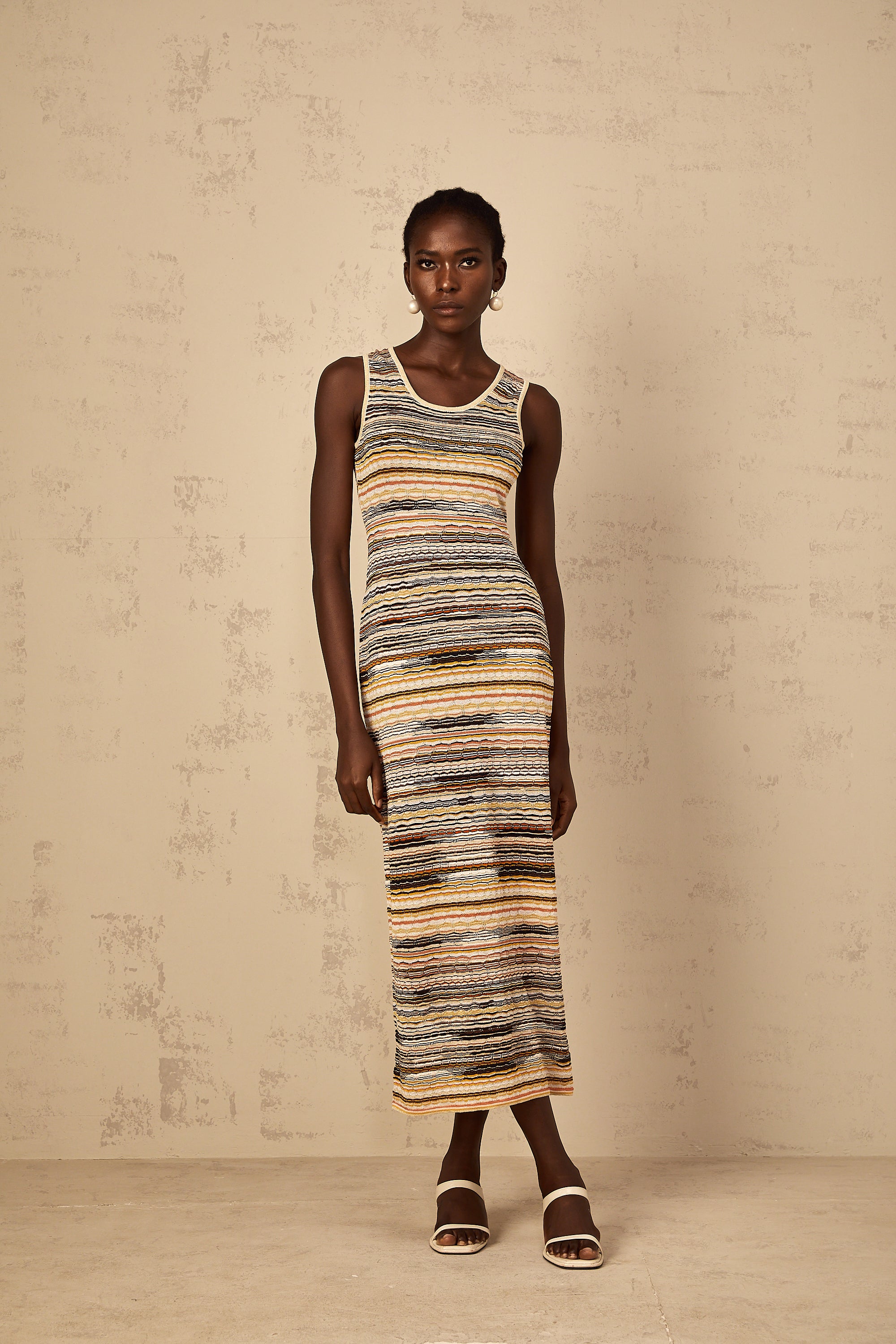 فستان كوينتين الأصفر المخطط بالكروشيه متوسط ​​الطول