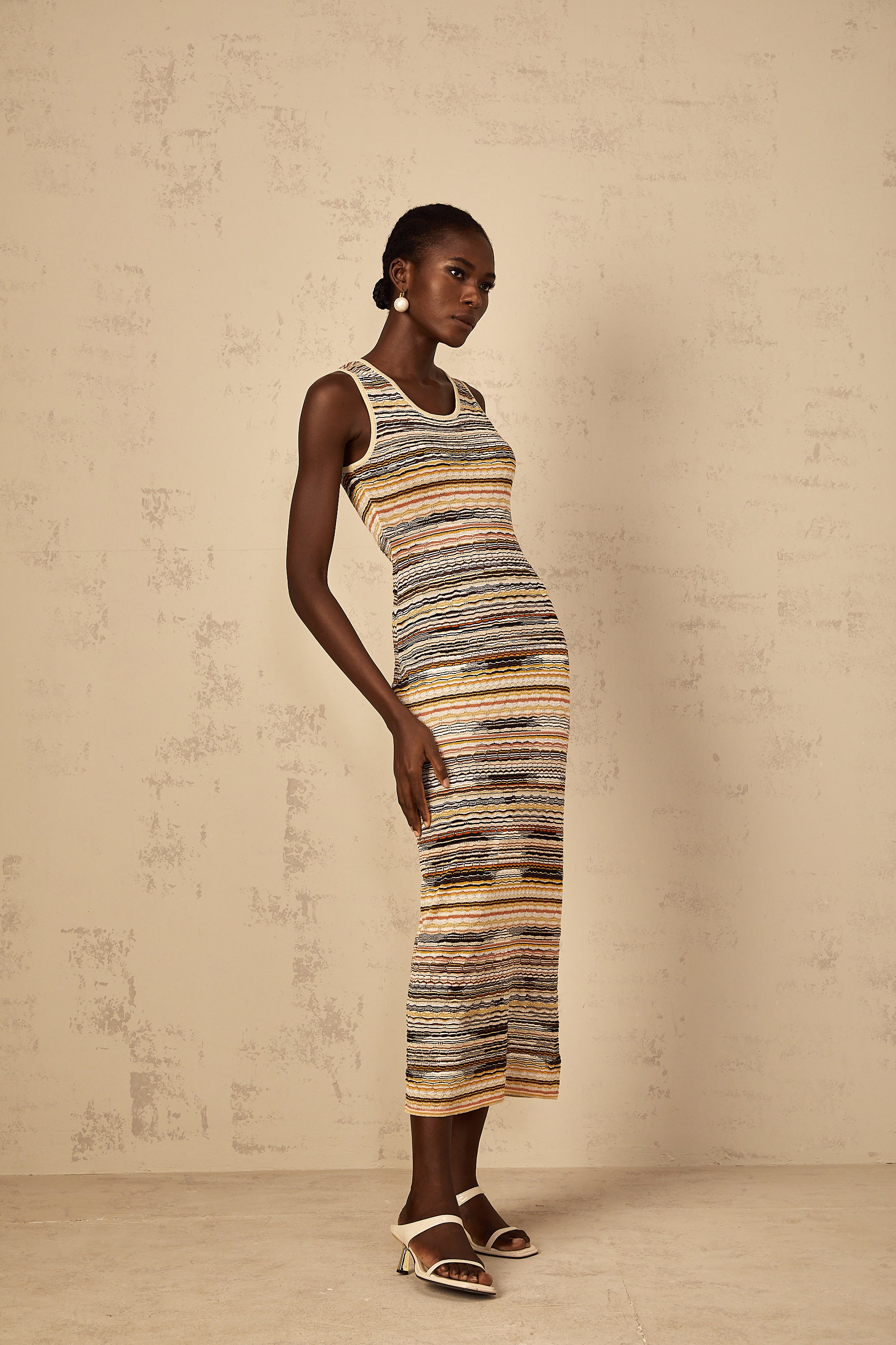 فستان كوينتين الأصفر المخطط بالكروشيه متوسط ​​الطول