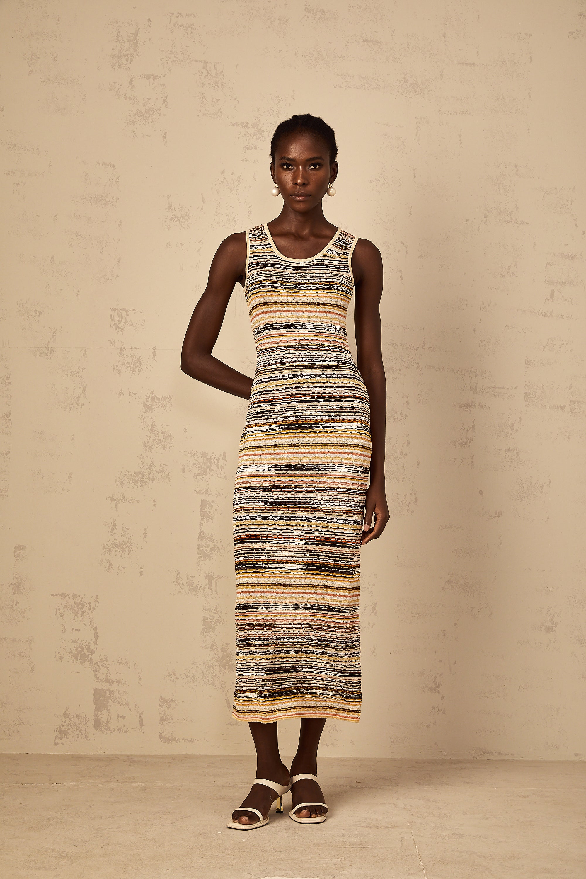 فستان كوينتين الأصفر المخطط بالكروشيه متوسط ​​الطول