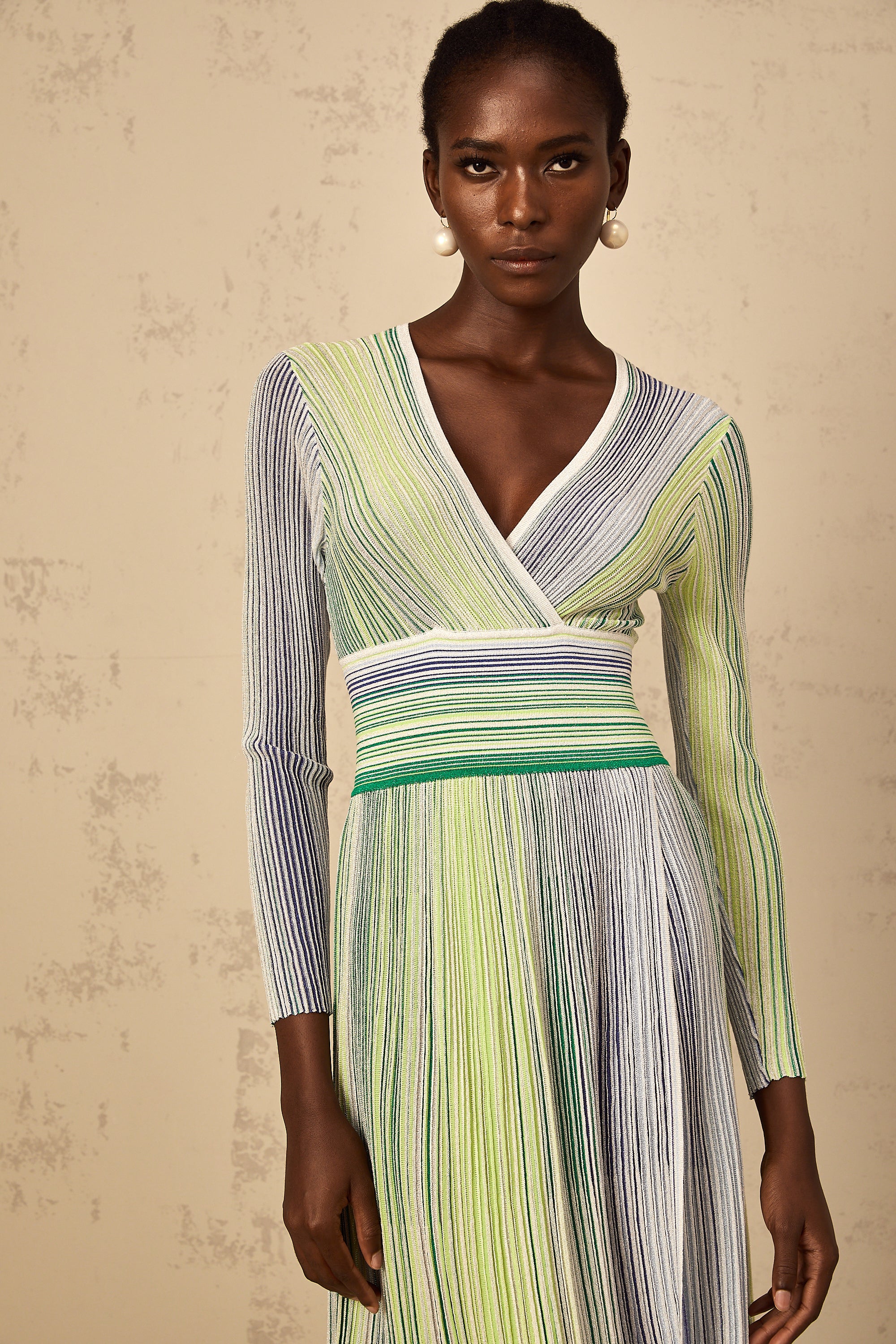 فستان ماكسي مخطط بأكمام طويلة من الترتر باللون الأخضر الأمارلس