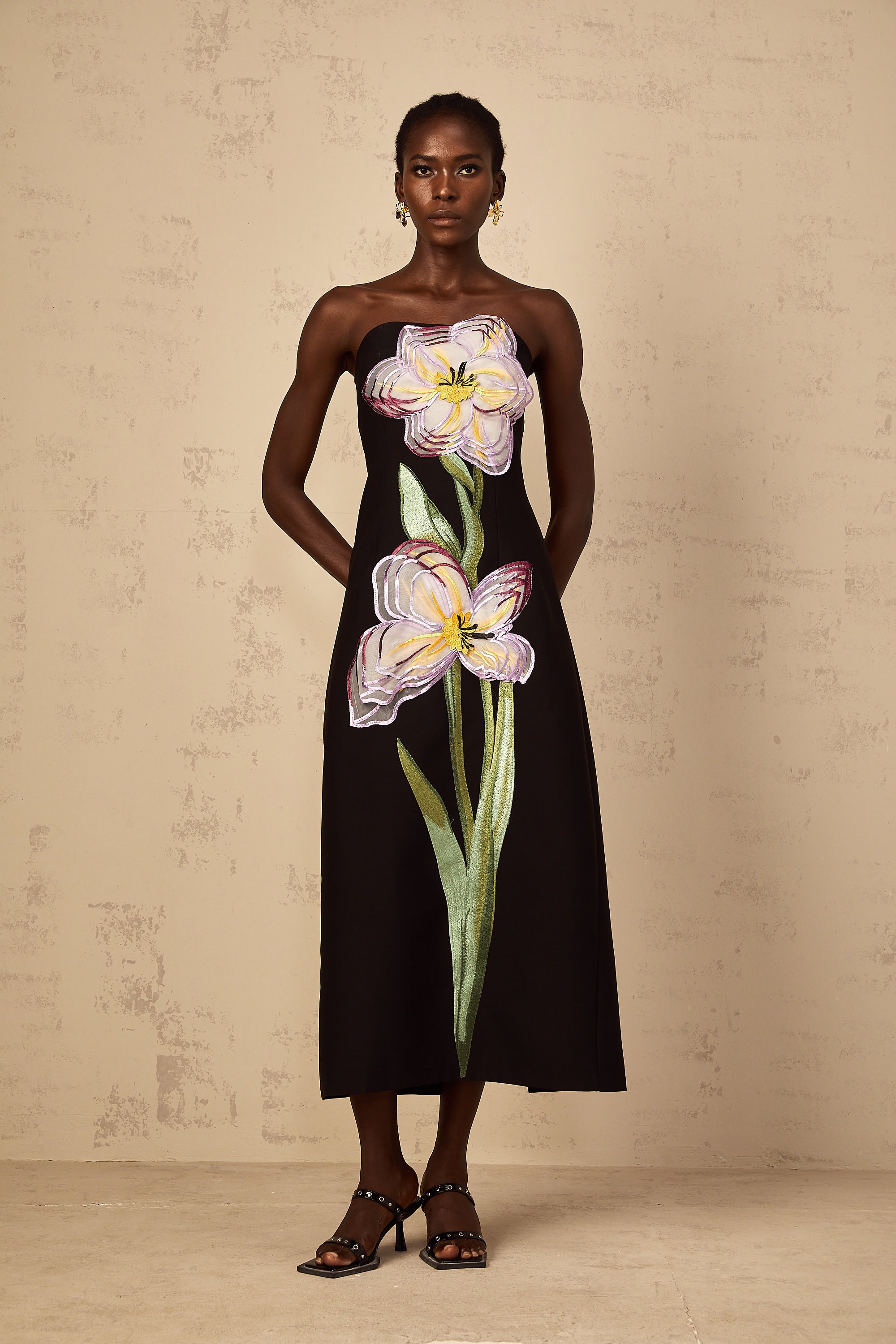 Irène – Schulterfreies Midikleid mit Paillettenstickerei in Schwarz