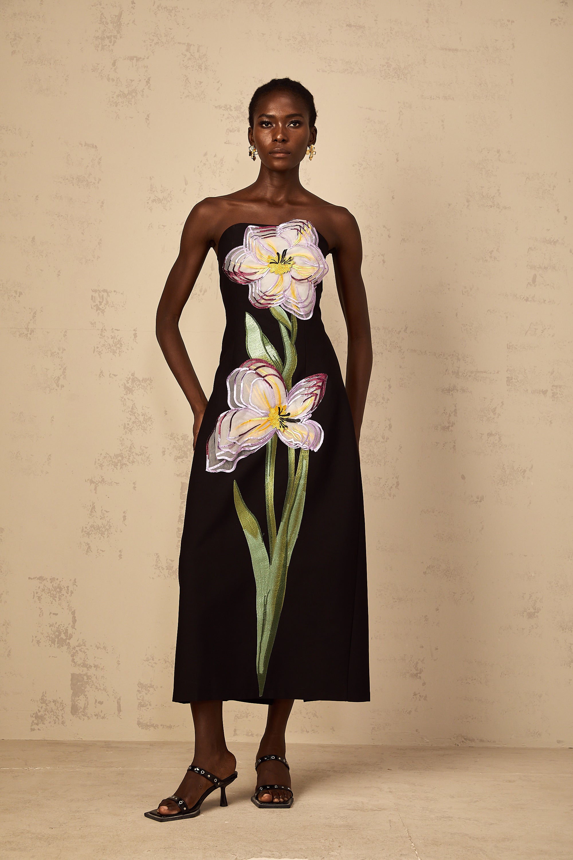 Irène – Schulterfreies Midikleid mit Paillettenstickerei in Schwarz