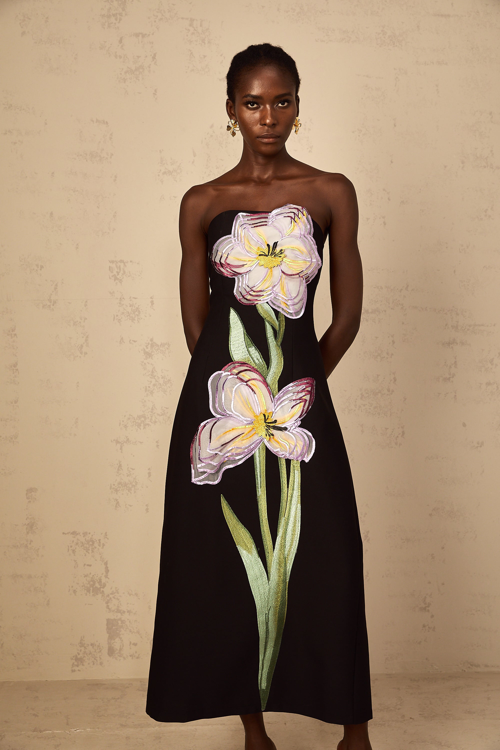 フラワーエンボス マキシドレス Irène Sequin Embroidered Off-Shoulder Midi Dress in Black