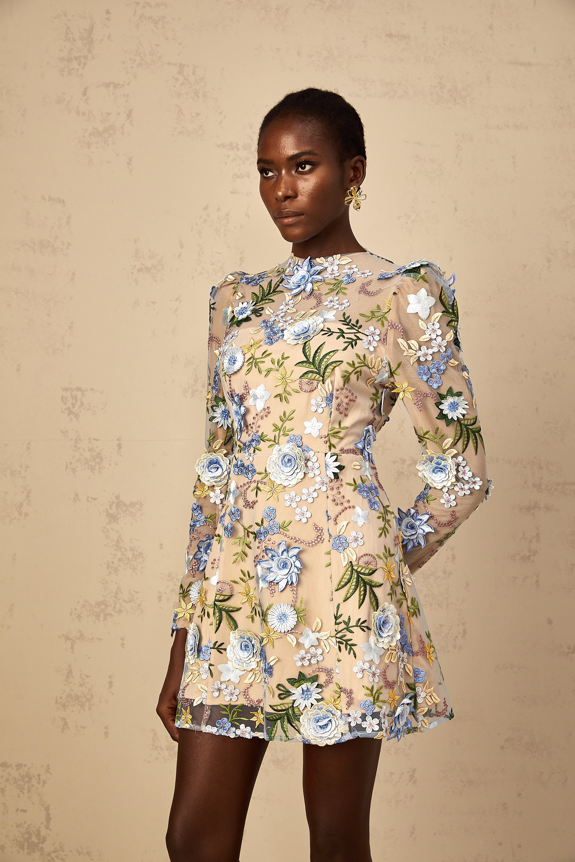 فستان قصير من التول المطرز بزخارف زهرية من ماركة Jolien