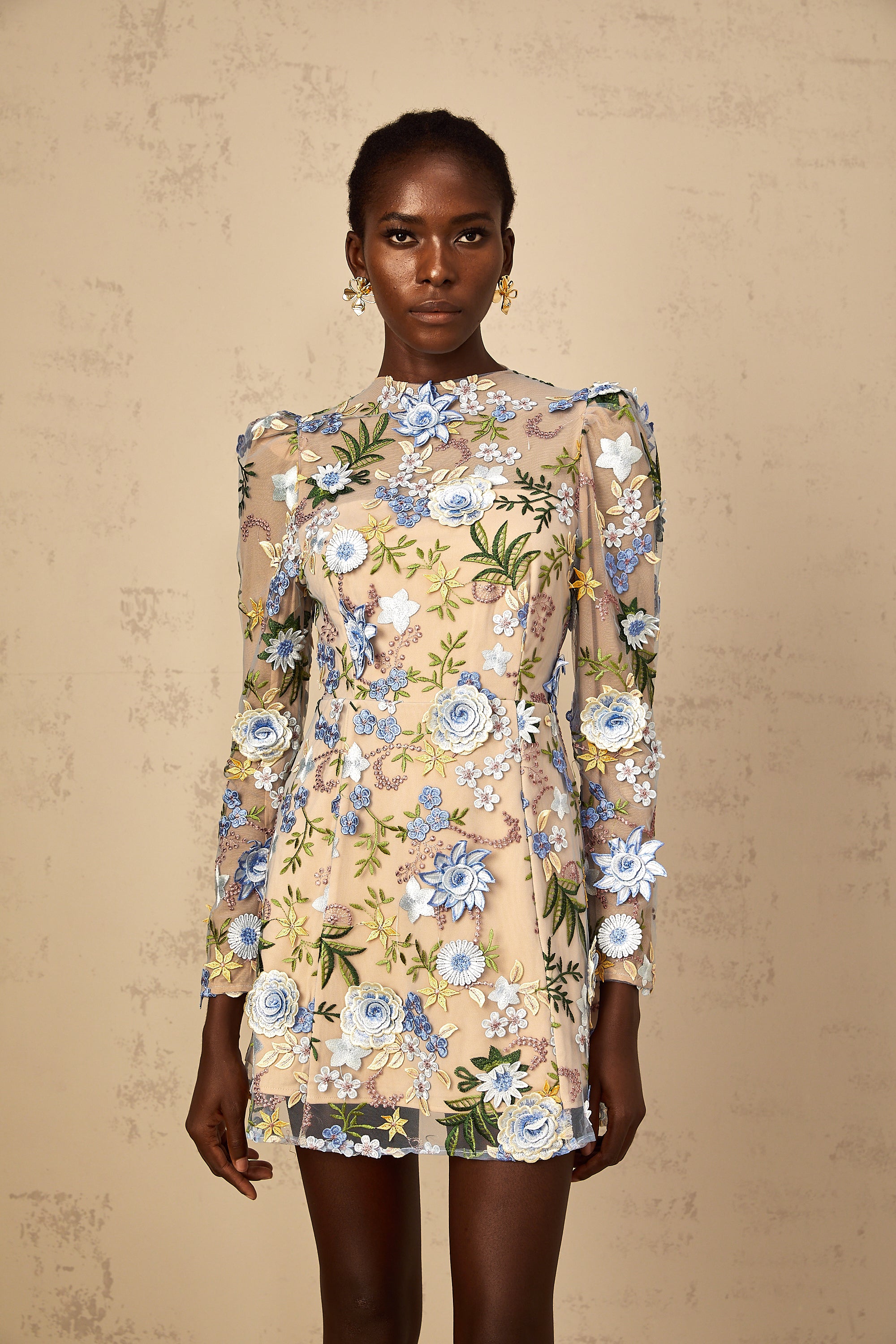 فستان قصير من التول المطرز بزخارف زهرية من ماركة Jolien