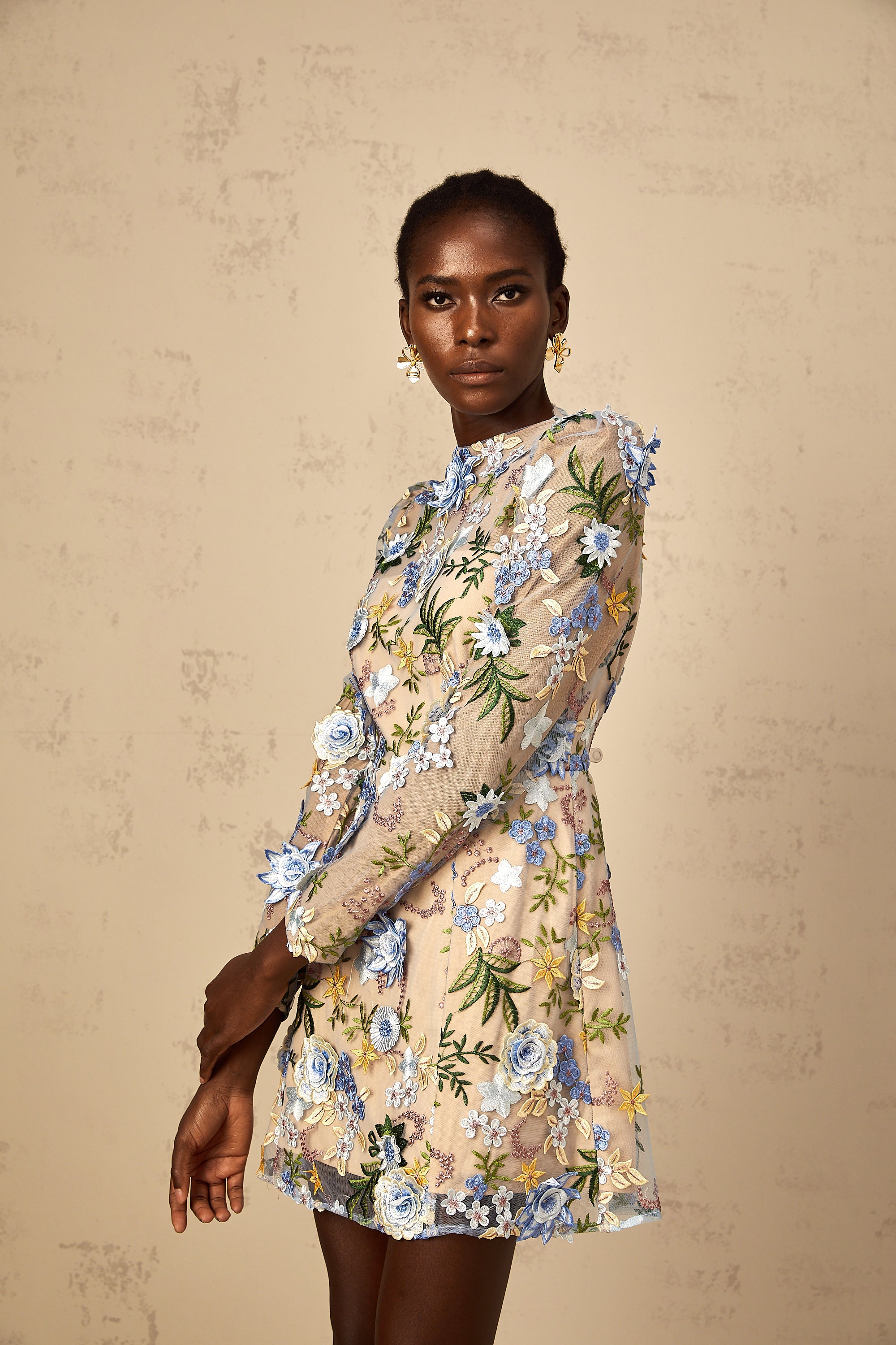 فستان قصير من التول المطرز بزخارف زهرية من ماركة Jolien