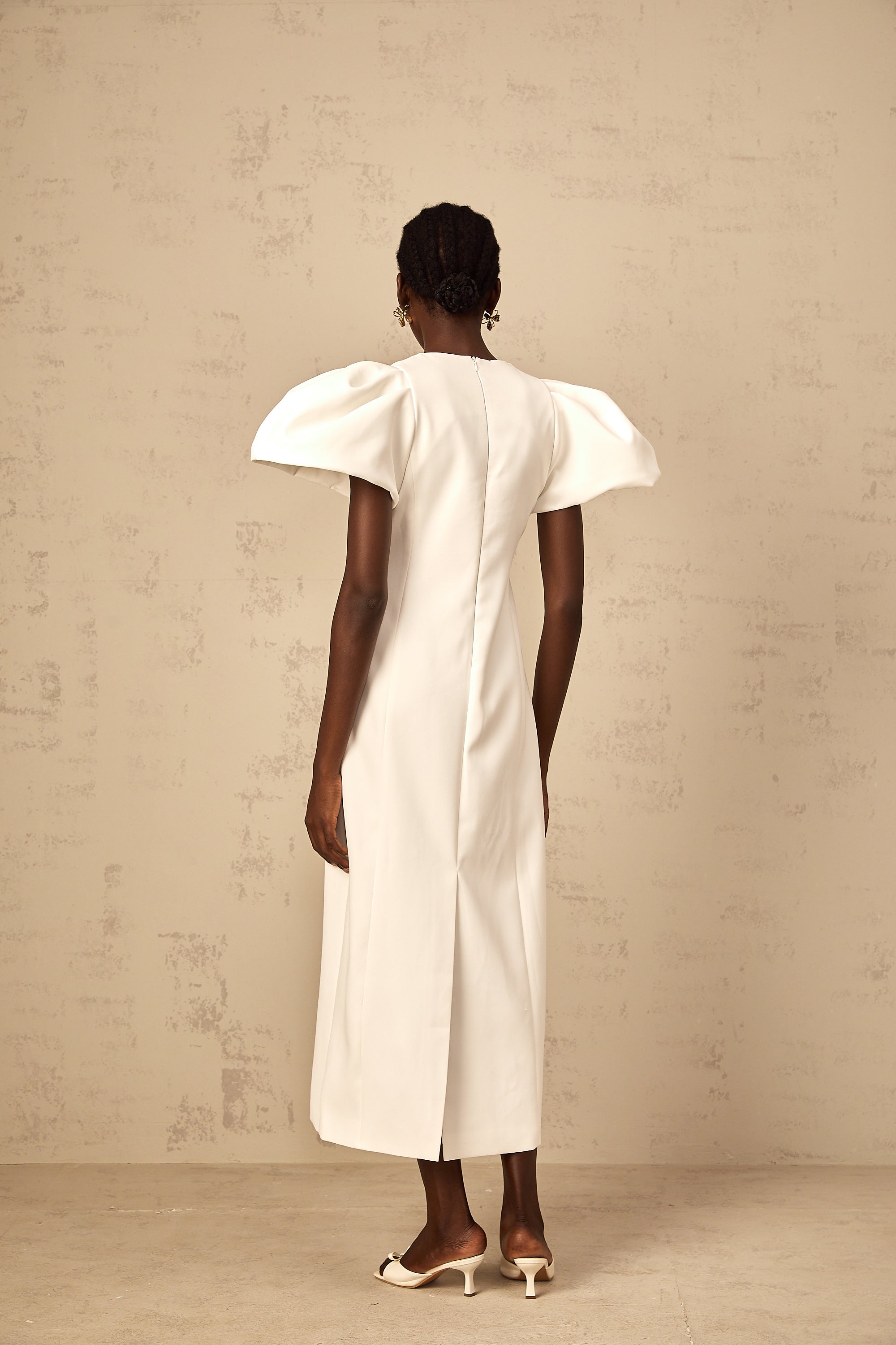 Irène – Weißes Midikleid mit Pailletten- und Blumenstickerei