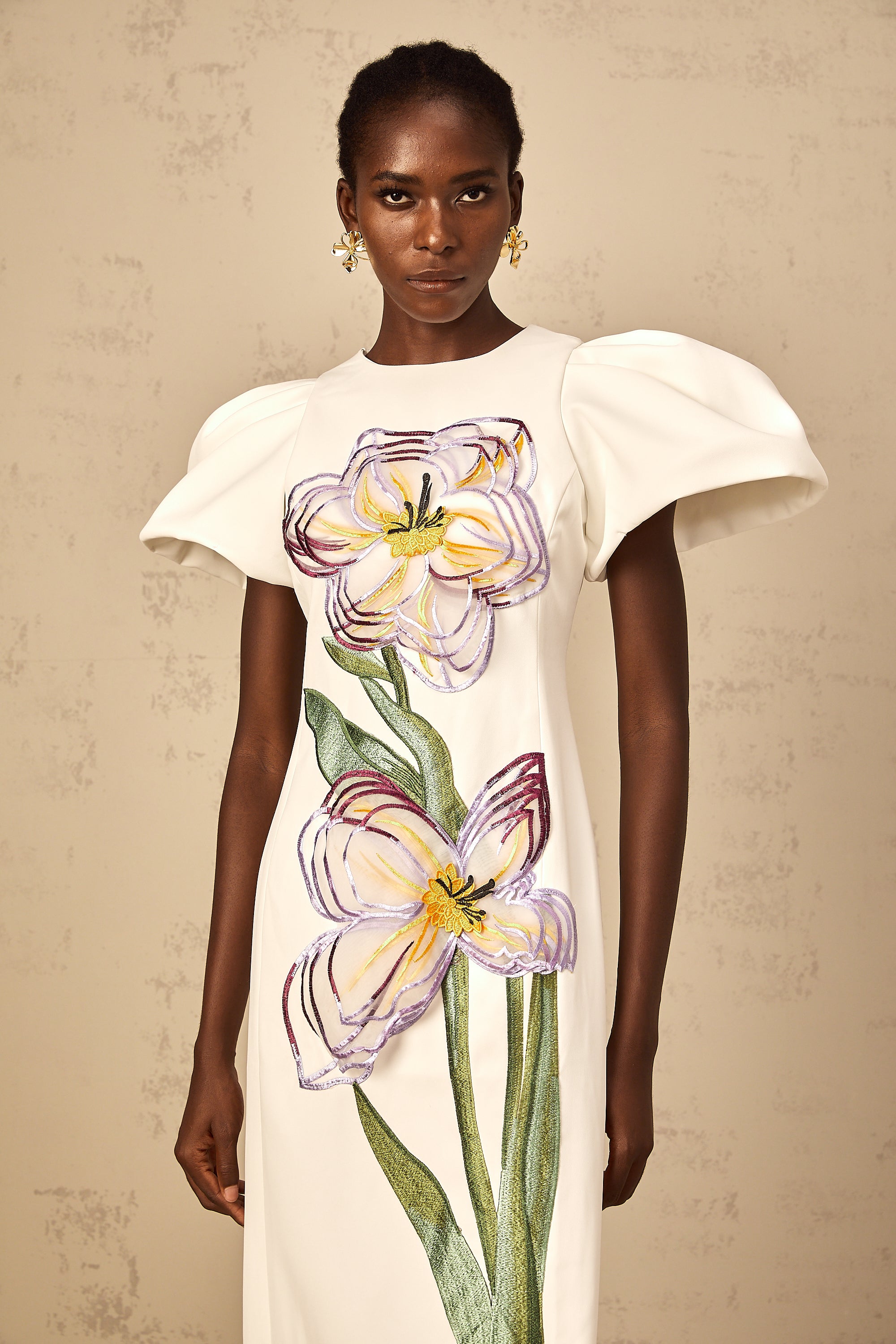 Irène – Weißes Midikleid mit Pailletten- und Blumenstickerei