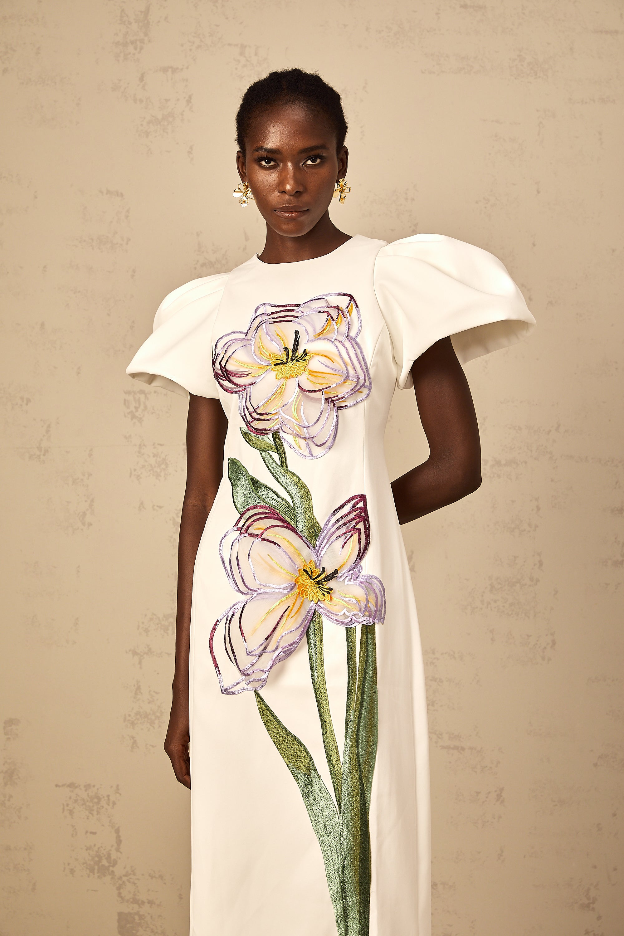 Irène – Weißes Midikleid mit Pailletten- und Blumenstickerei