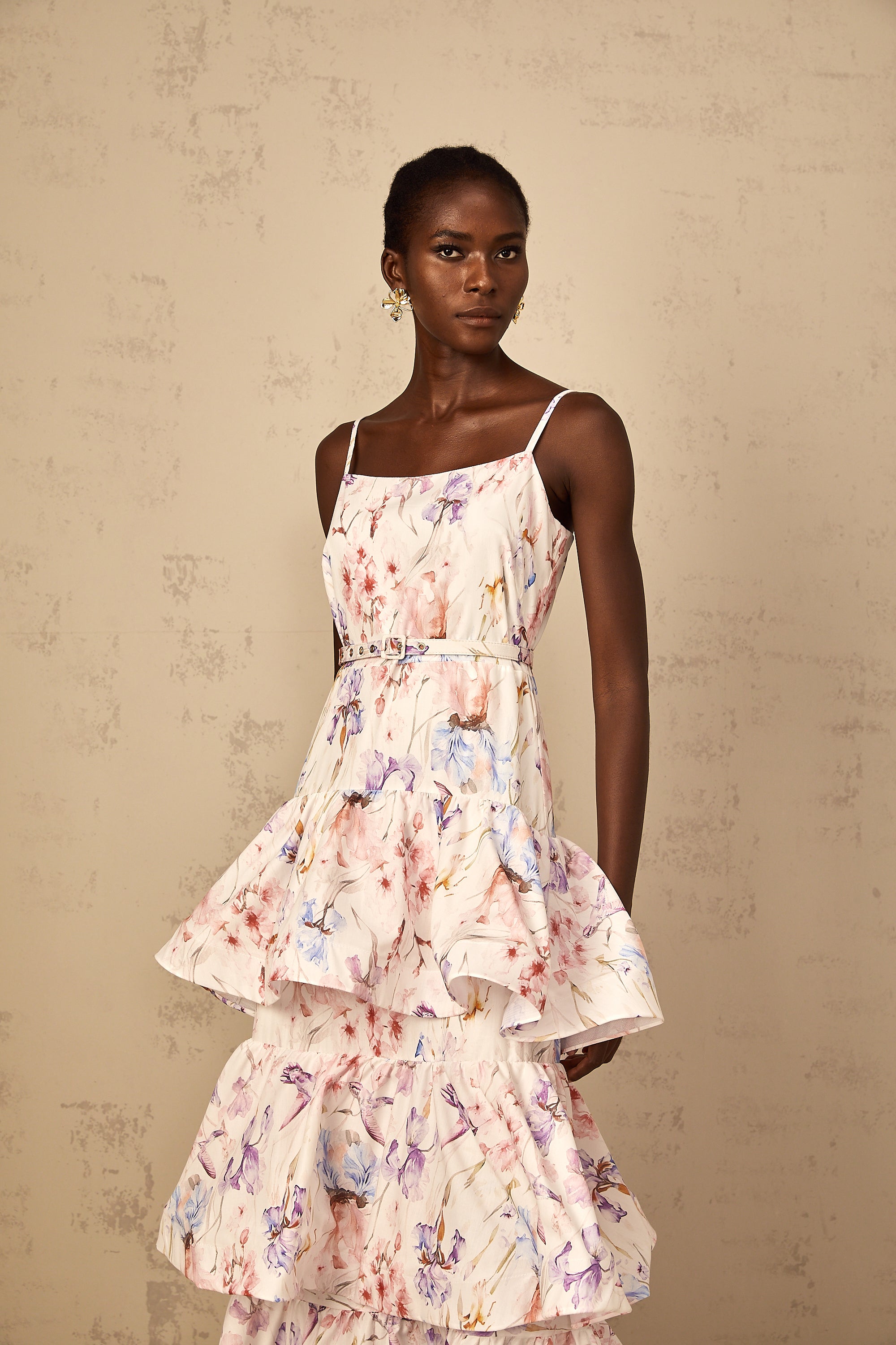 Géraldine – Weißes Maxikleid mit Blumenmuster und Rüschen