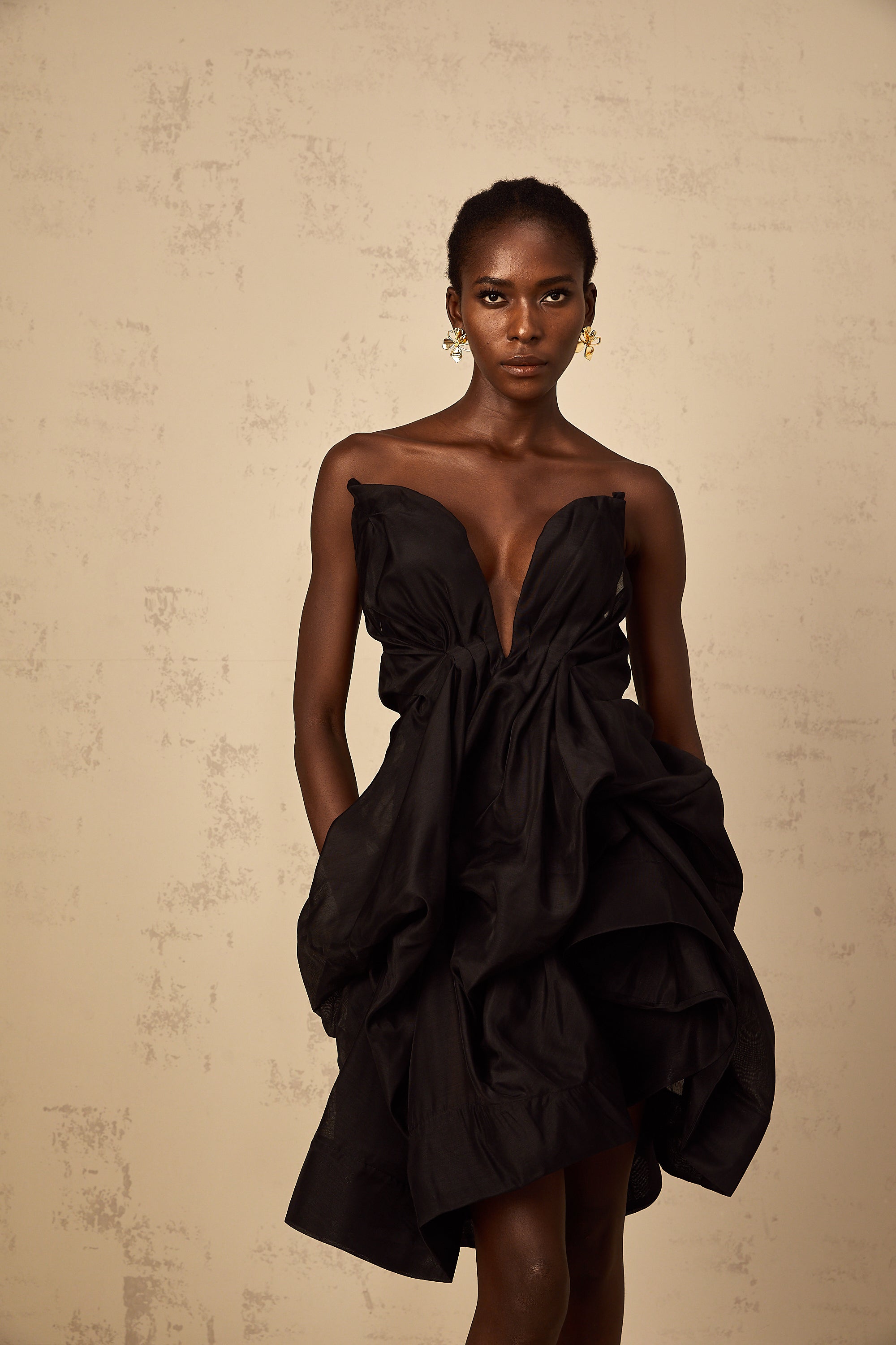 فستان إيليدا القصير ذو الطيات غير المتماثلة