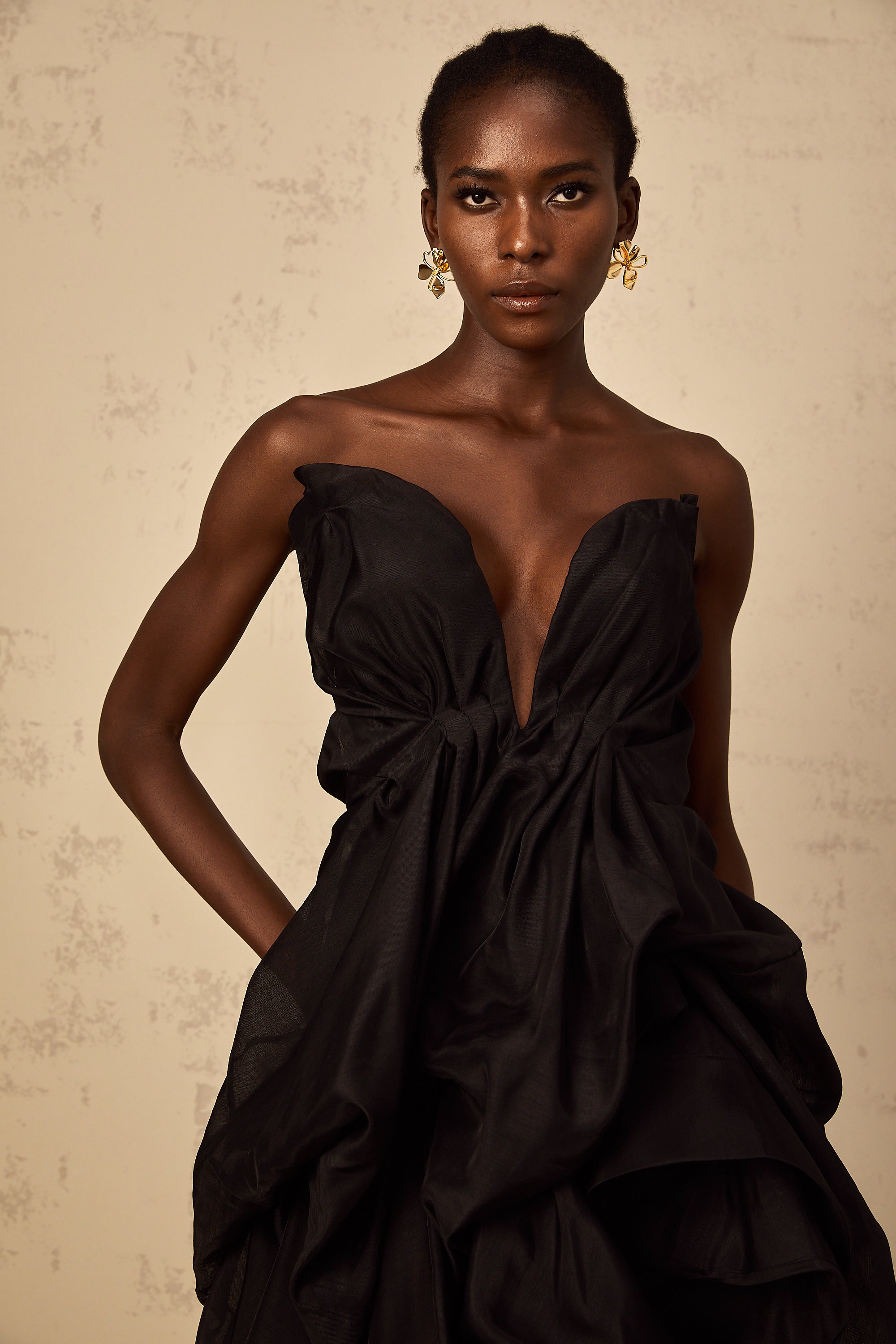 فستان إيليدا القصير ذو الطيات غير المتماثلة