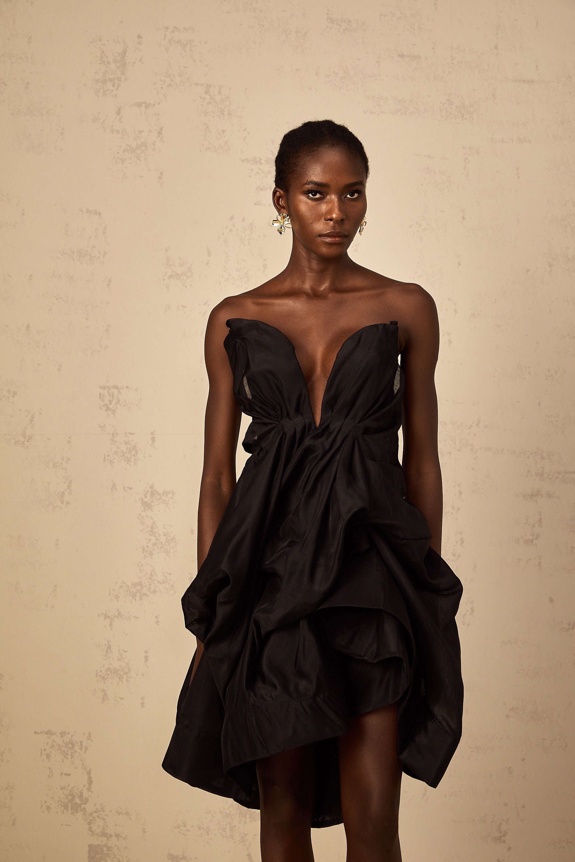 فستان إيليدا القصير ذو الطيات غير المتماثلة