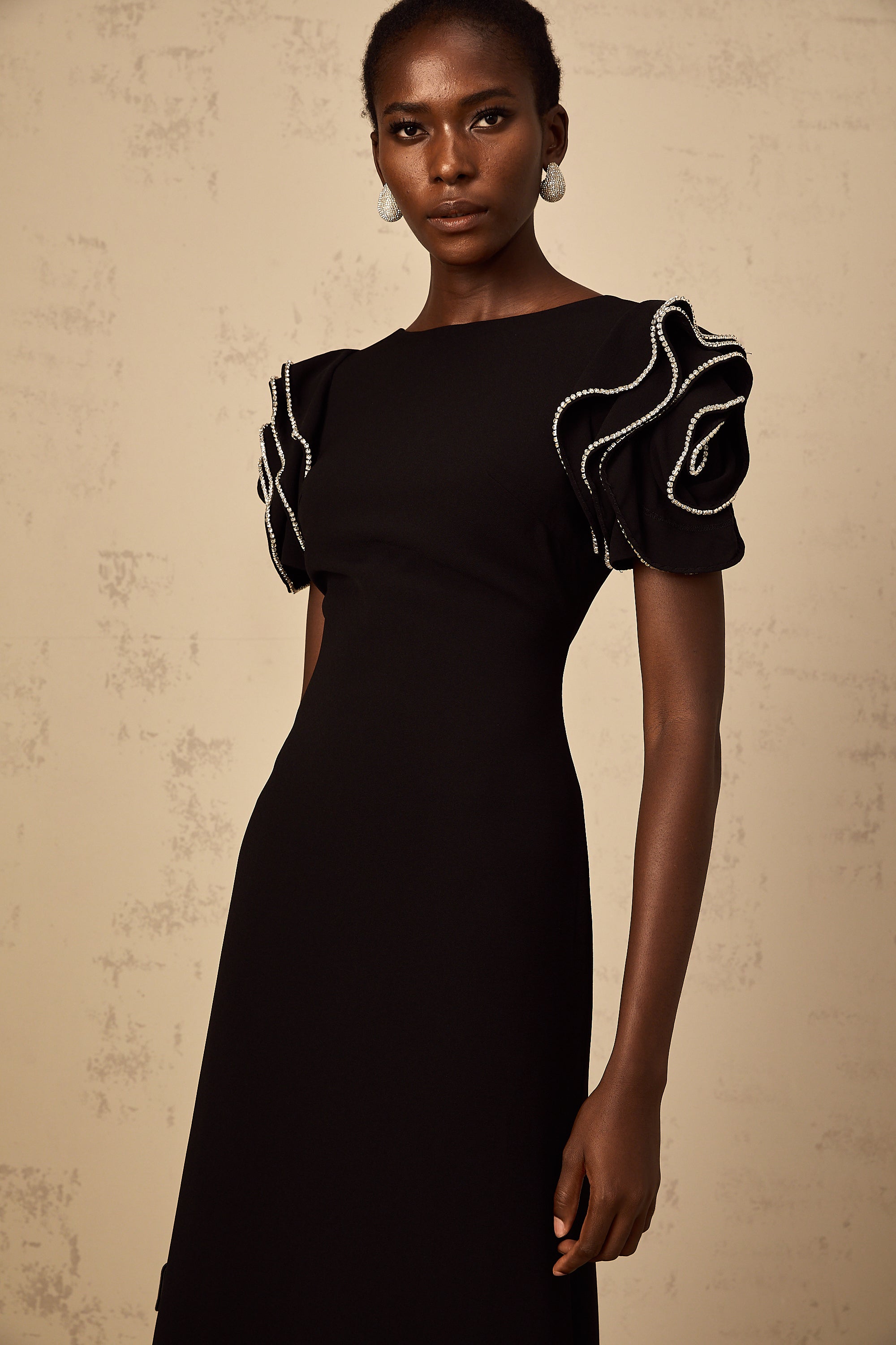 فستان برويير ماكسي أسود مزين بالكشكشة