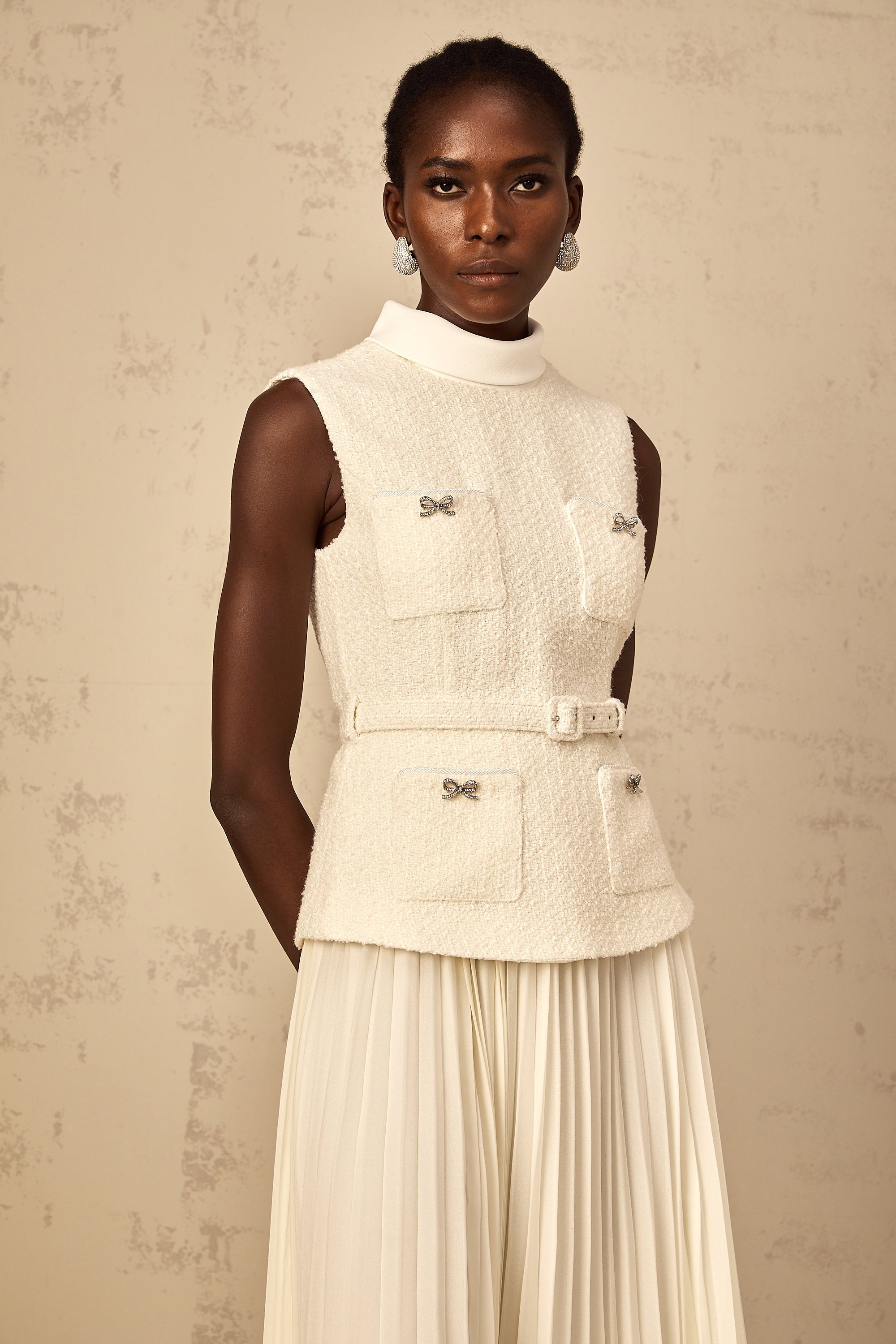 فستان دولسي متوسط ​​الطول من التول باللون الأبيض الفاتح