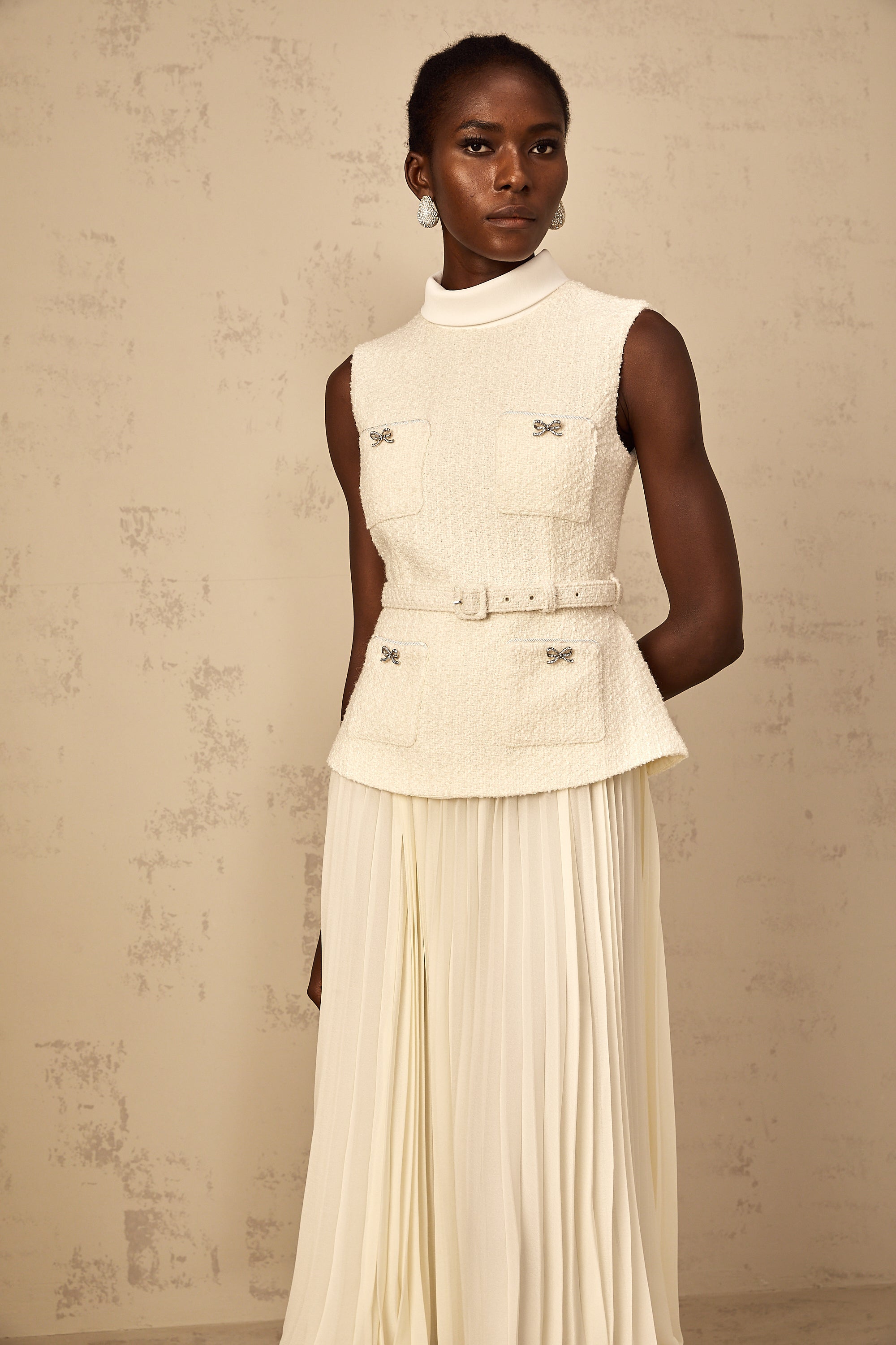 فستان دولسي متوسط ​​الطول من التول باللون الأبيض الفاتح