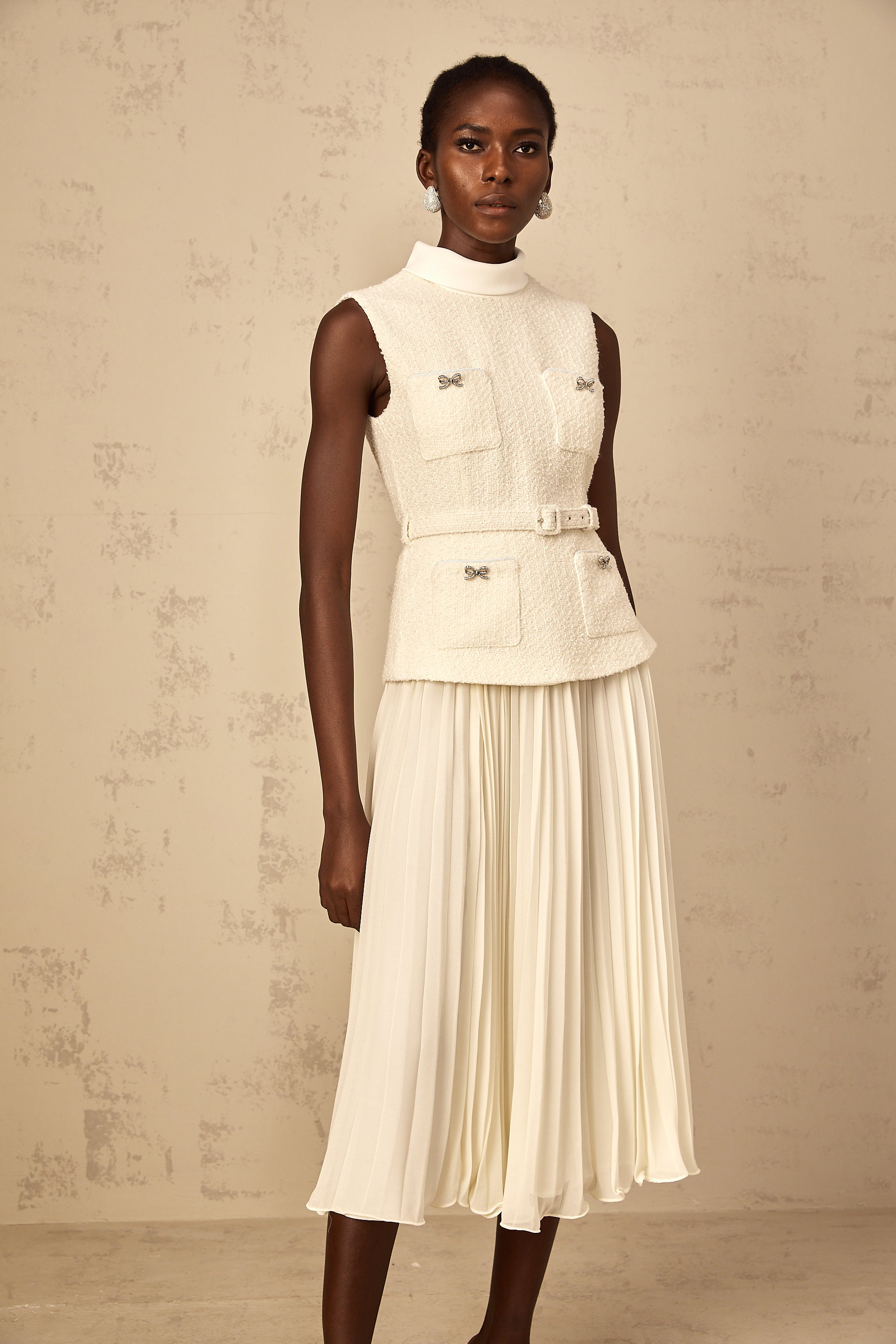 فستان دولسي متوسط ​​الطول من التول باللون الأبيض الفاتح