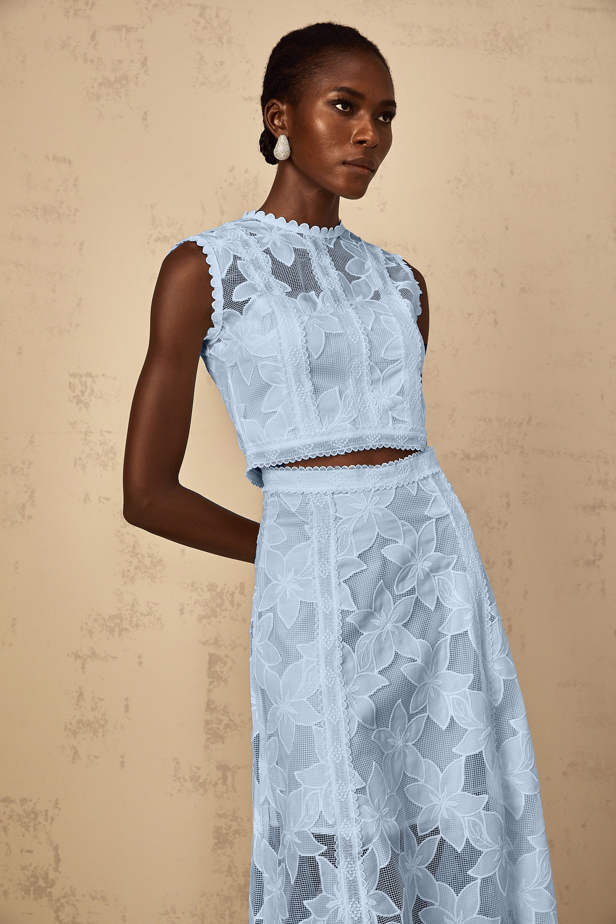 طقم مايليز بلوزة وتنورة مطرزة بالورود باللون الأبيض