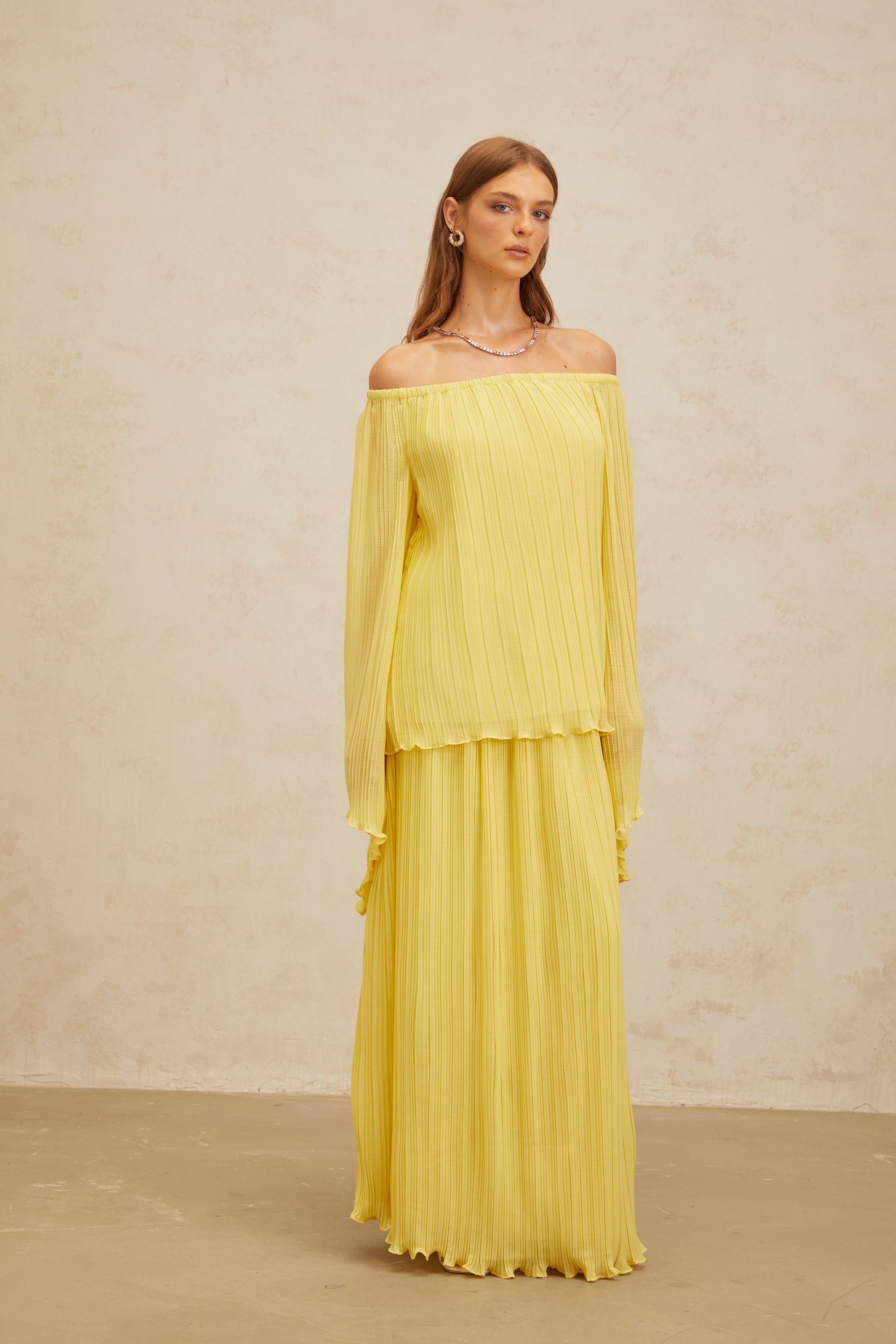 طقم بلوزة وتنورة كاجوال مطوية باللون الأصفر من Yseult