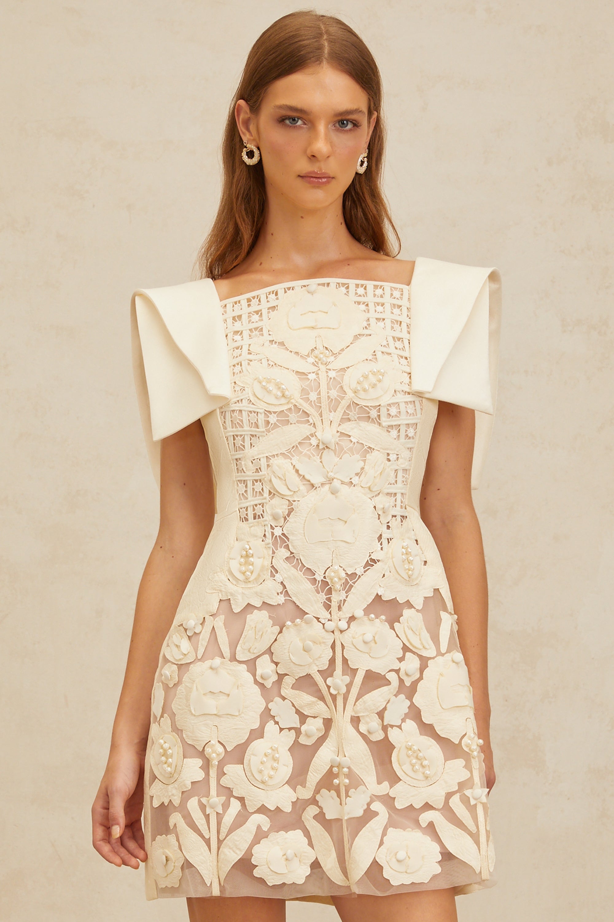 فستان ليا قصير من الكروشيه مزين بالزهور باللون الأبيض