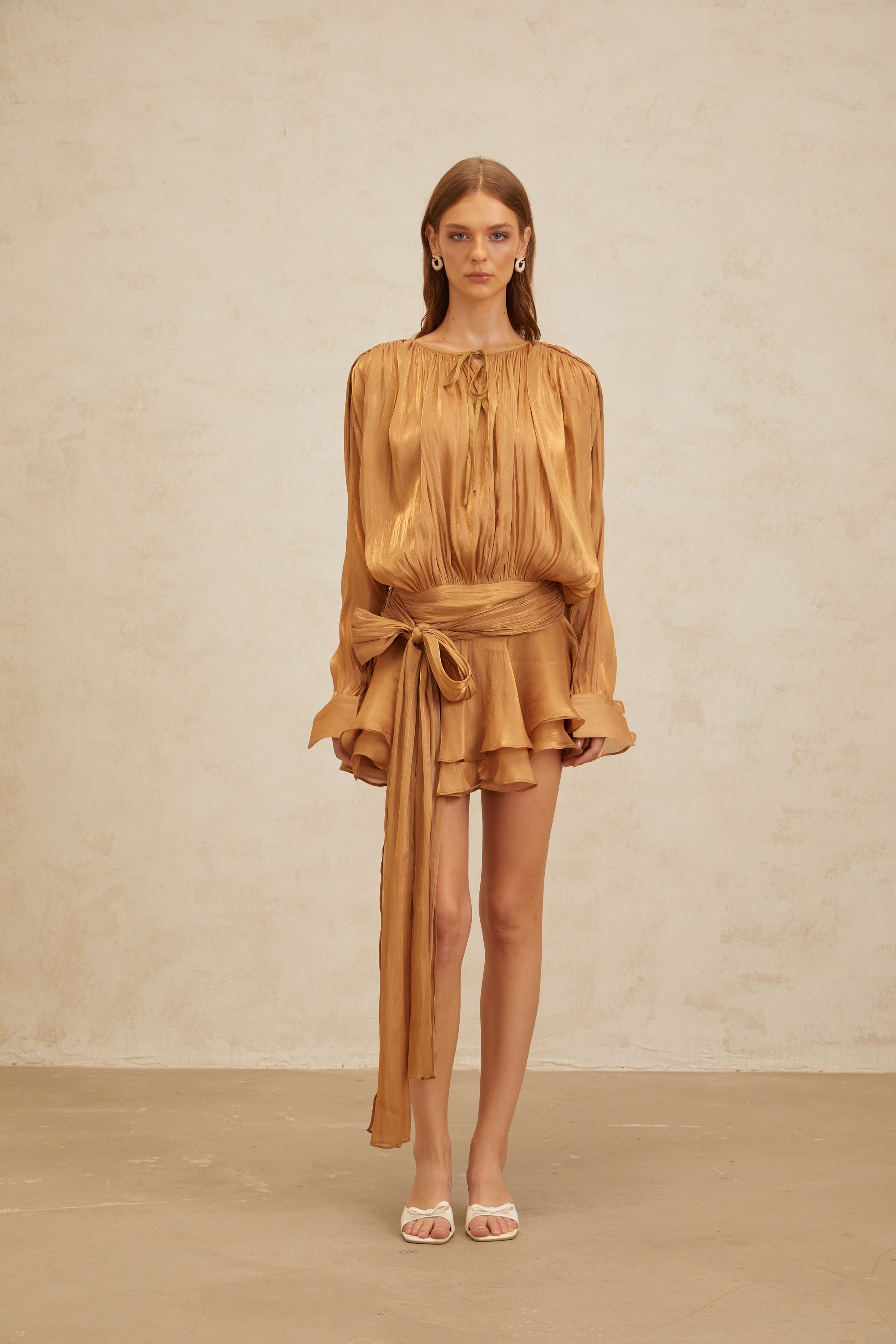 فستان يوجيني الذهبي القصير المطوي بالكامل والمكشكش