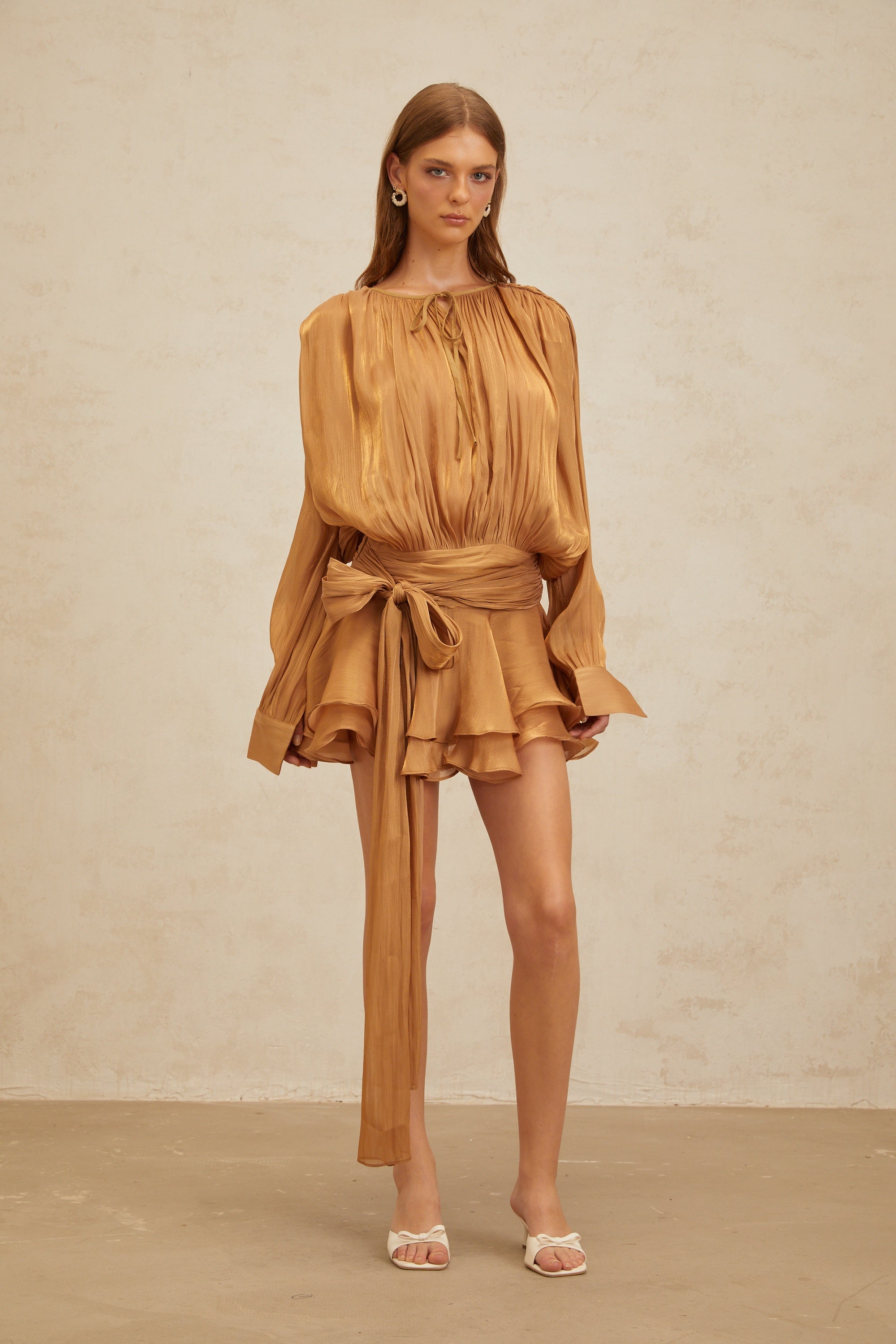 فستان يوجيني الذهبي القصير المطوي بالكامل والمكشكش