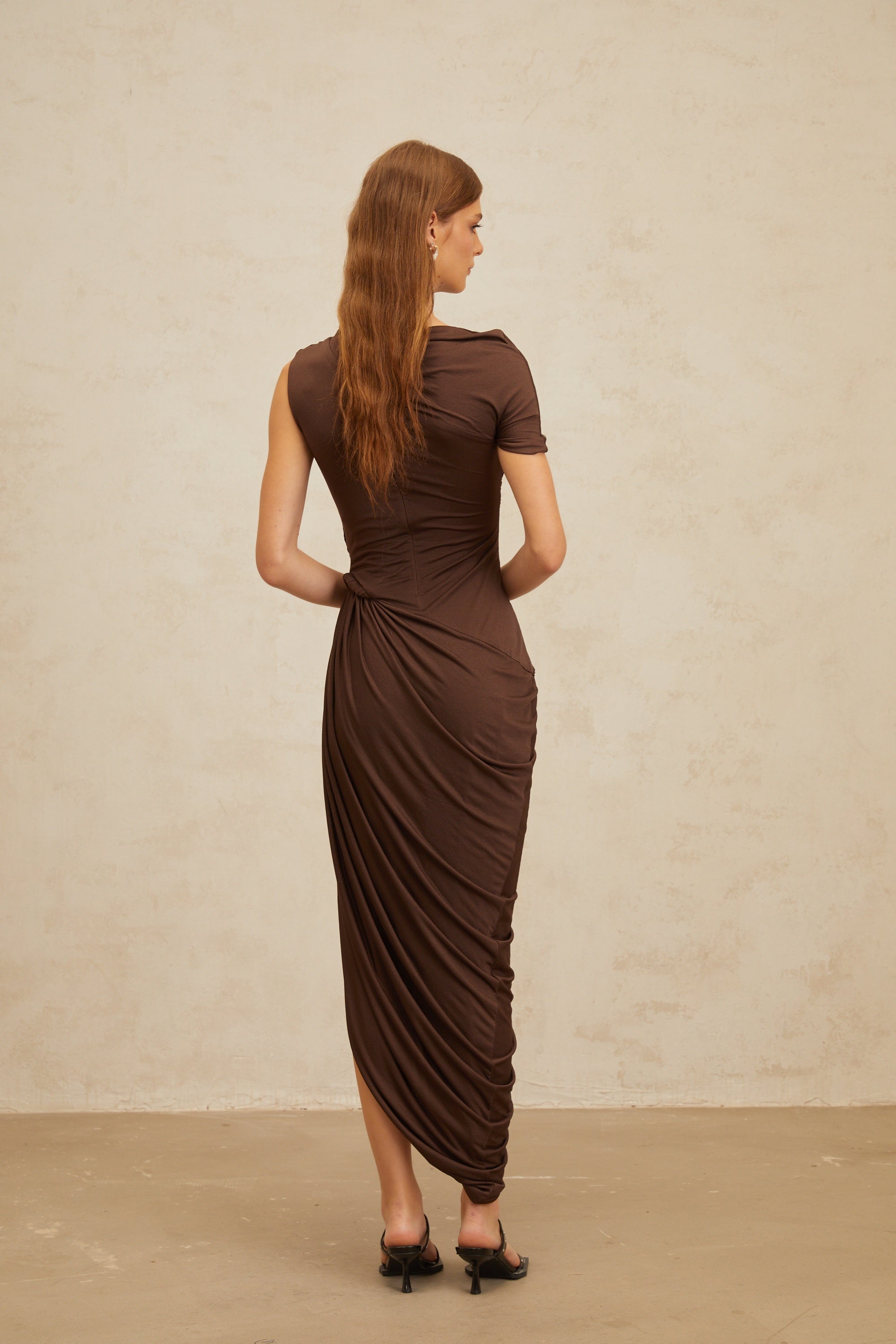 Prune Brown – Asymmetrisches, gerüschtes Midikleid „Night Out“