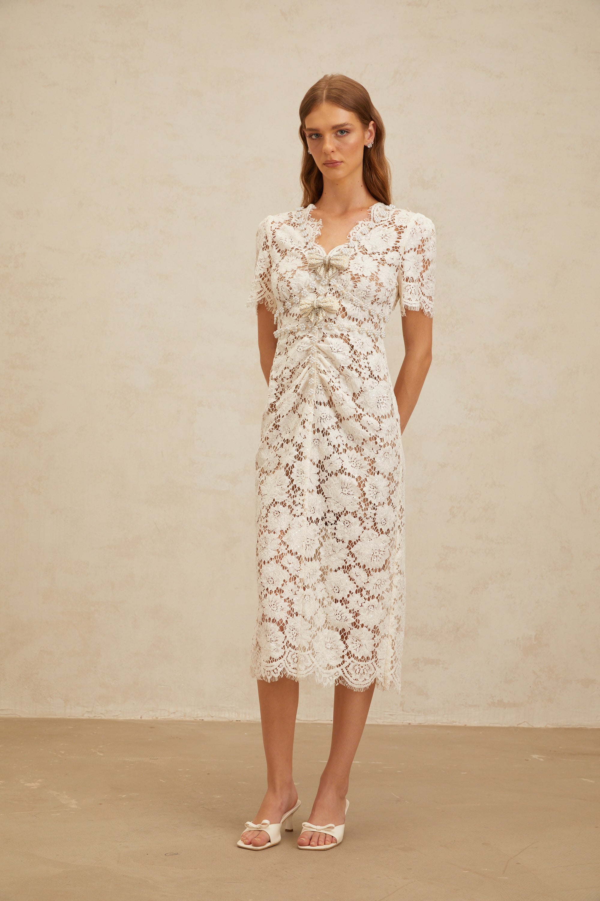 Aurore – Weißes Midi-Bleistiftkleid mit Blumenspitze