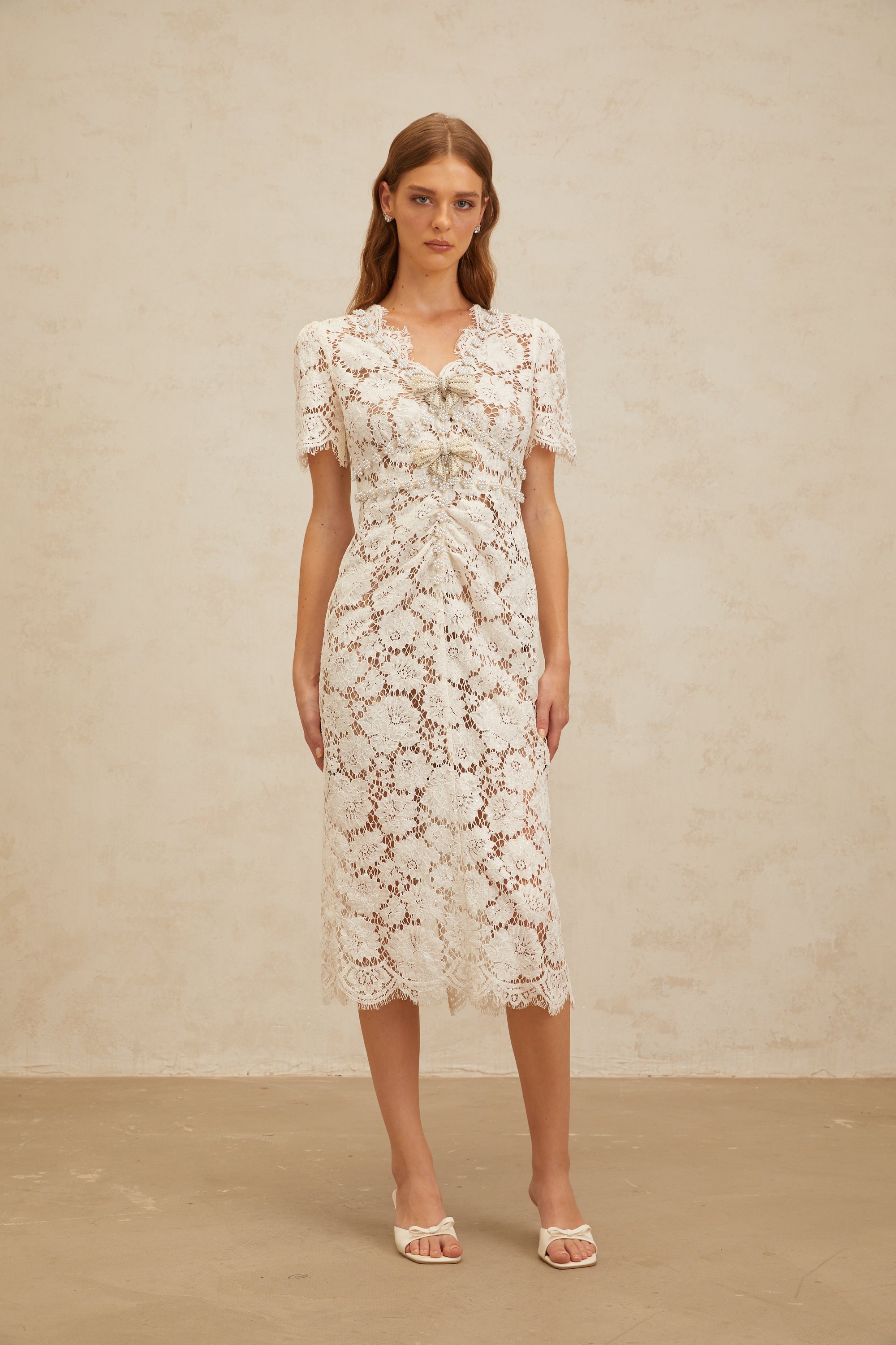 Aurore – Weißes Midi-Bleistiftkleid mit Blumenspitze