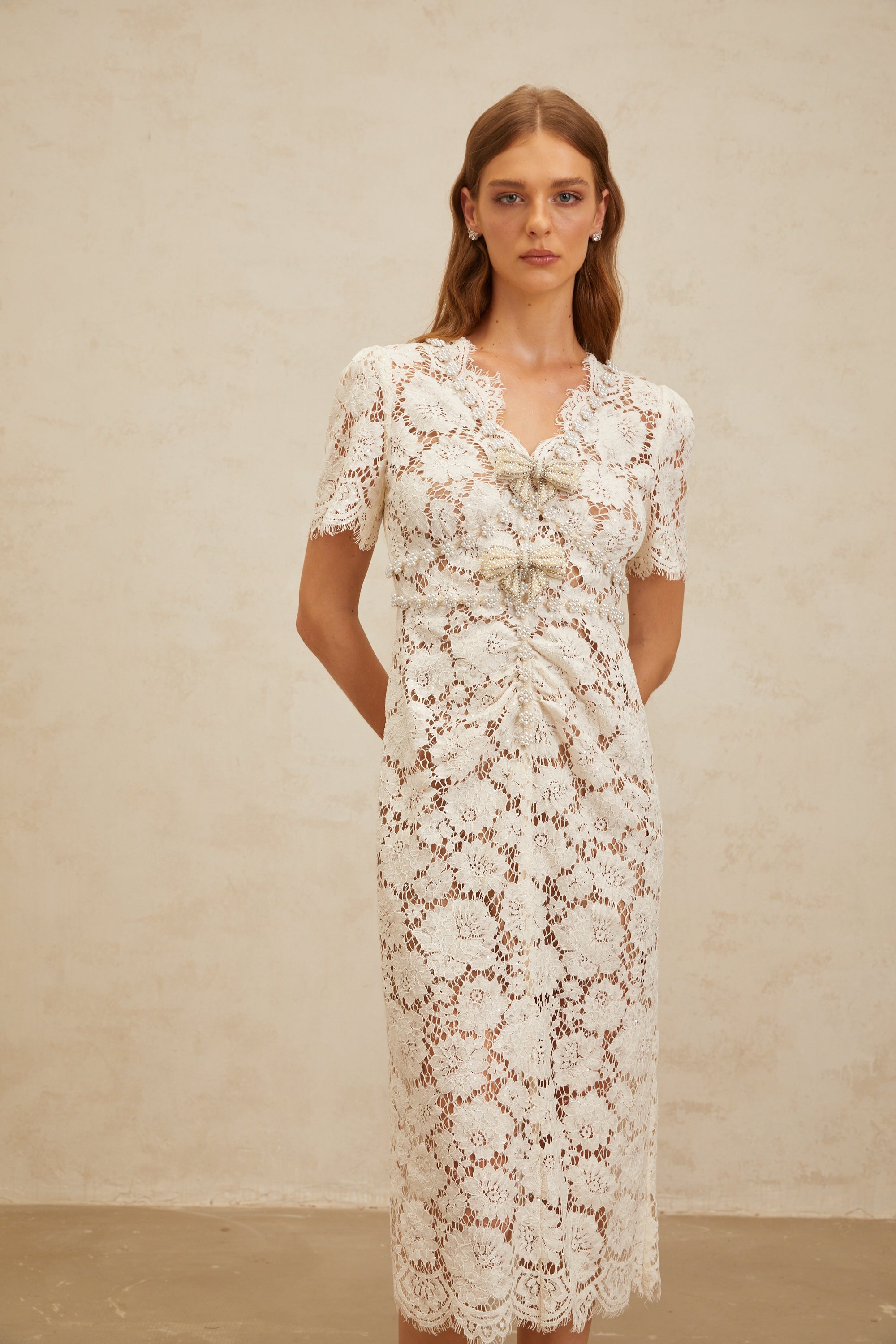 Aurore – Weißes Midi-Bleistiftkleid mit Blumenspitze