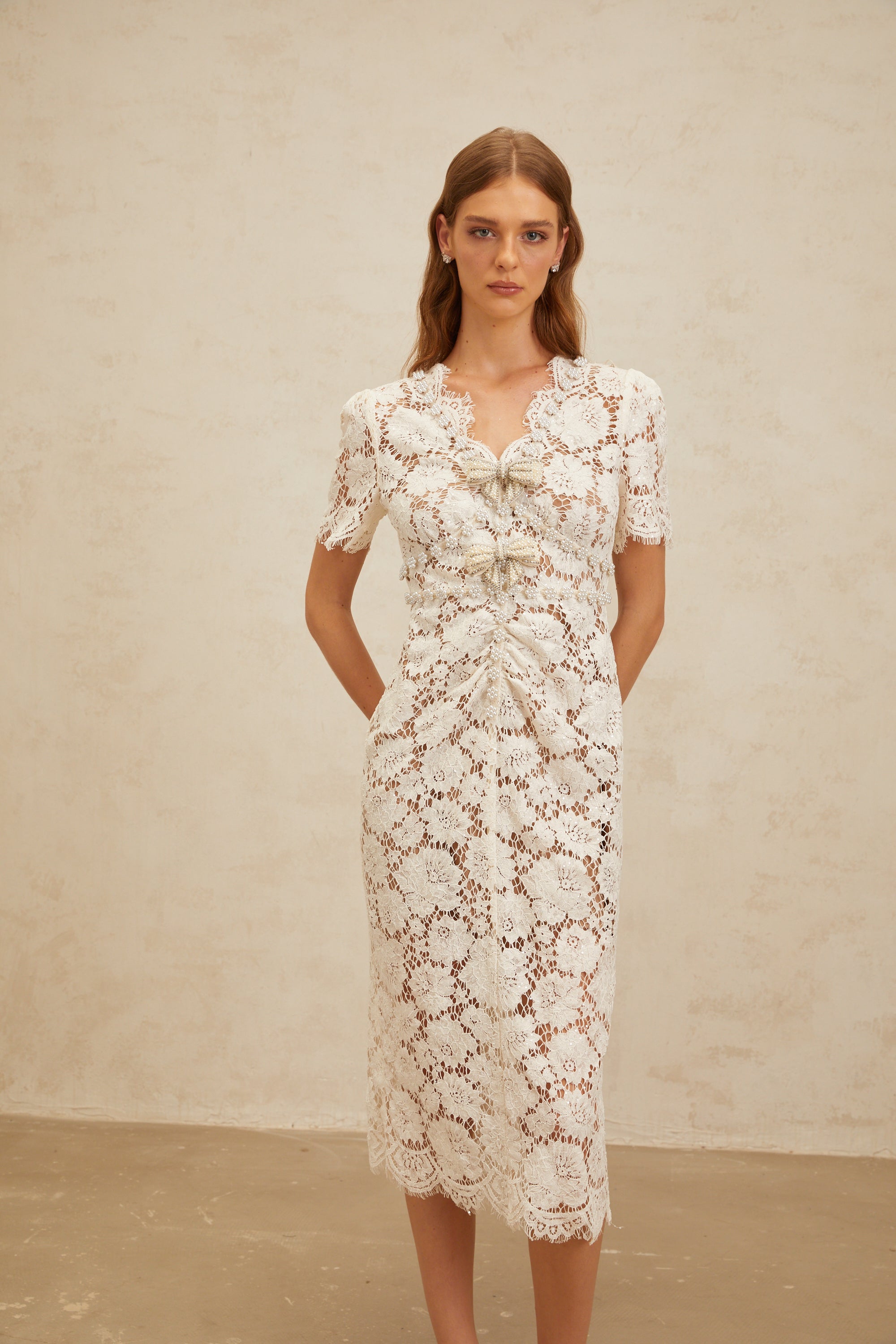 Aurore – Weißes Midi-Bleistiftkleid mit Blumenspitze