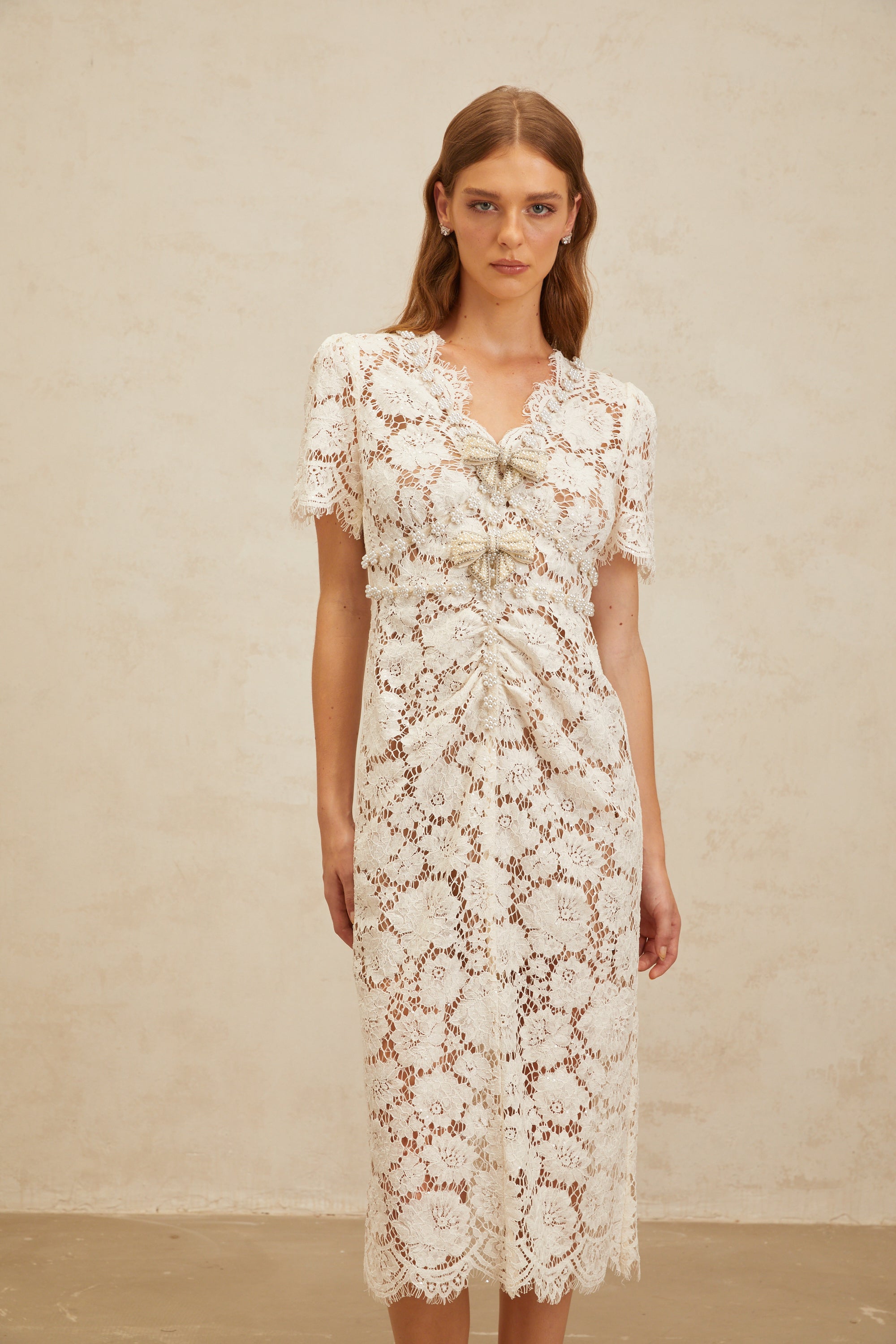 Aurore – Weißes Midi-Bleistiftkleid mit Blumenspitze