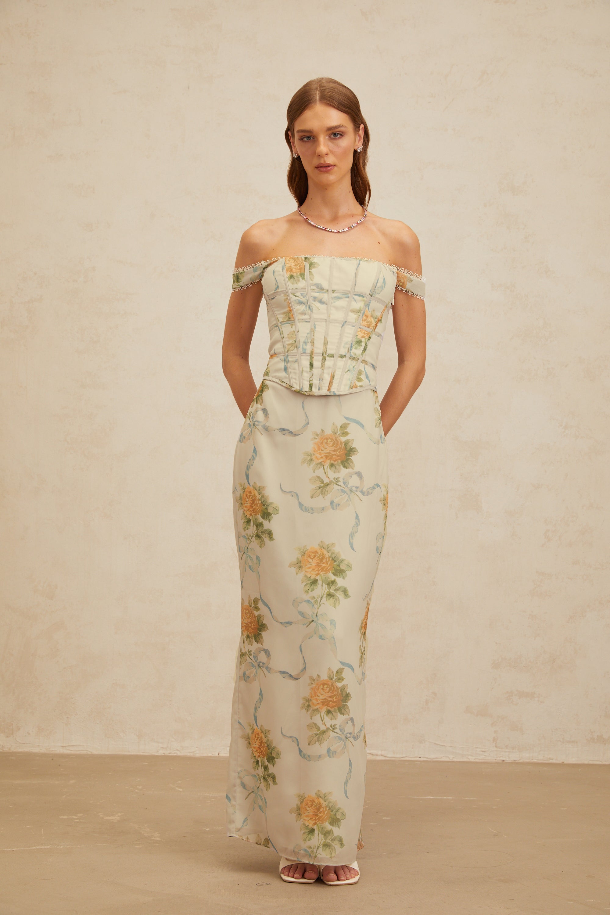 Béryl – Figurbetontes Maxikleid mit Blumenmuster in Zartblau