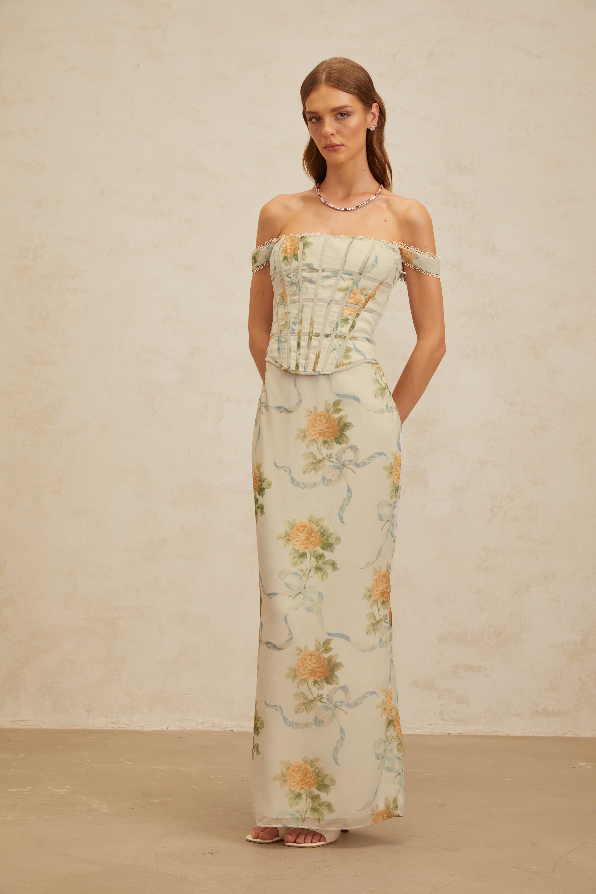 Béryl – Figurbetontes Maxikleid mit Blumenmuster in Zartblau
