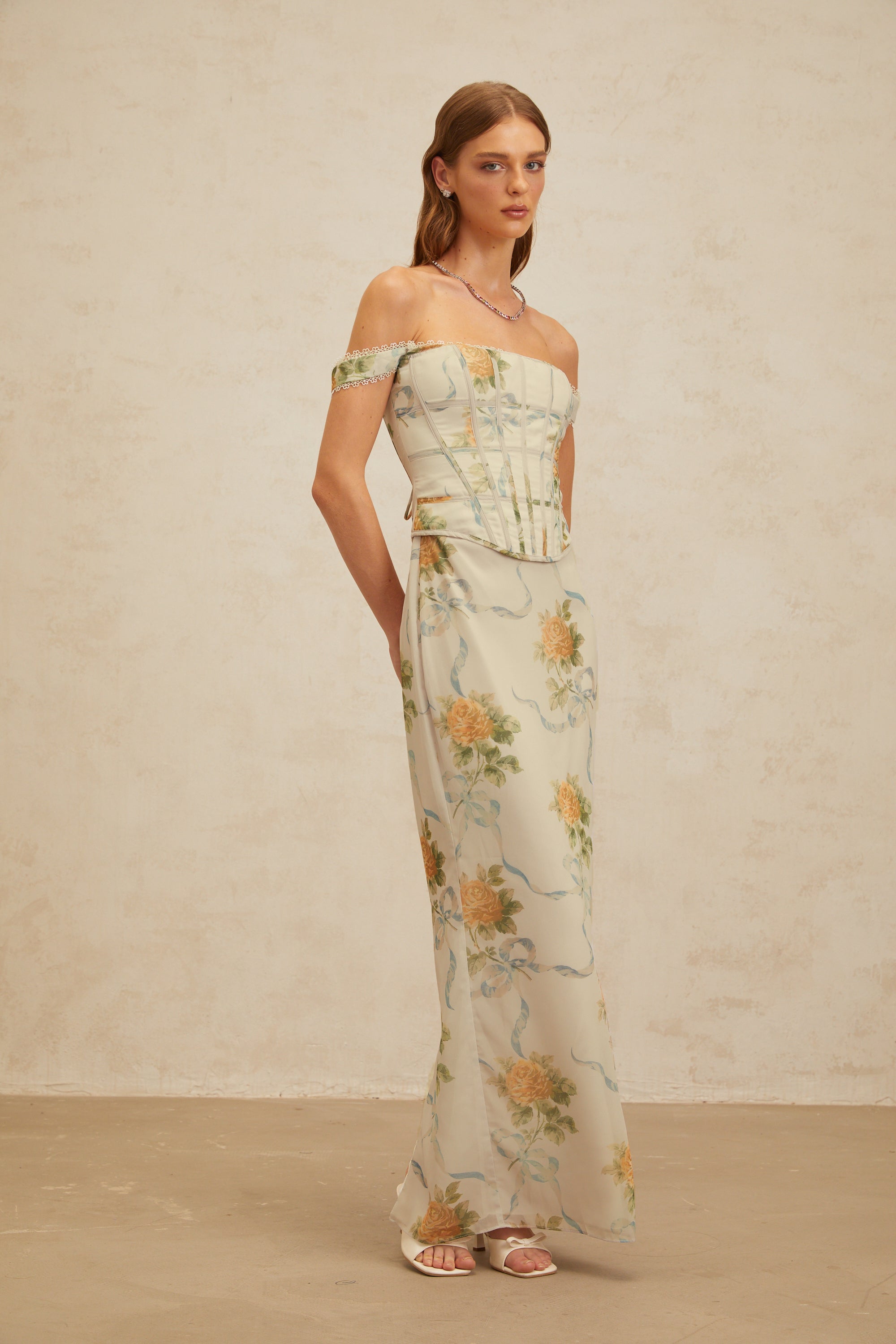 Béryl – Figurbetontes Maxikleid mit Blumenmuster in Zartblau