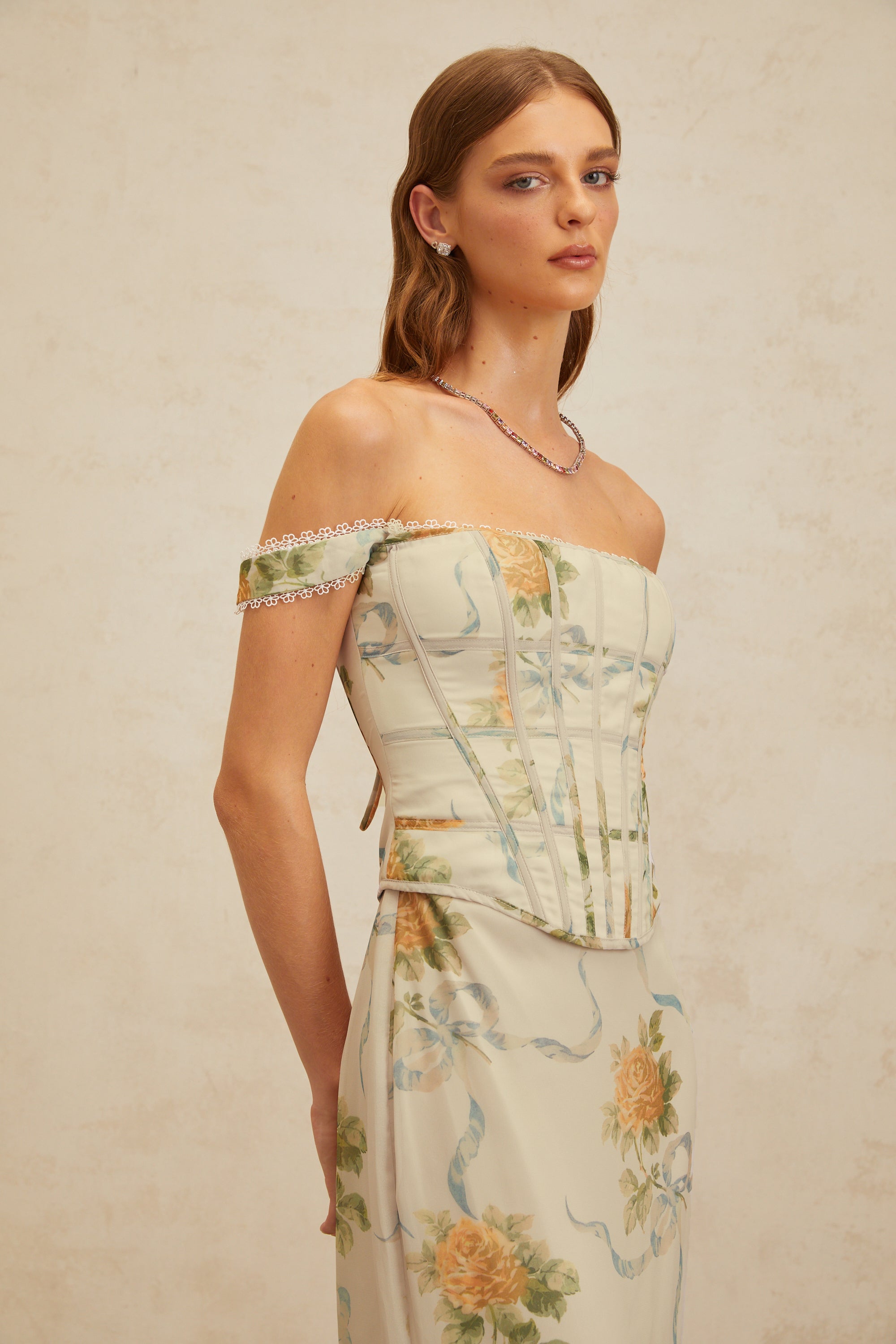 Béryl – Figurbetontes Maxikleid mit Blumenmuster in Zartblau