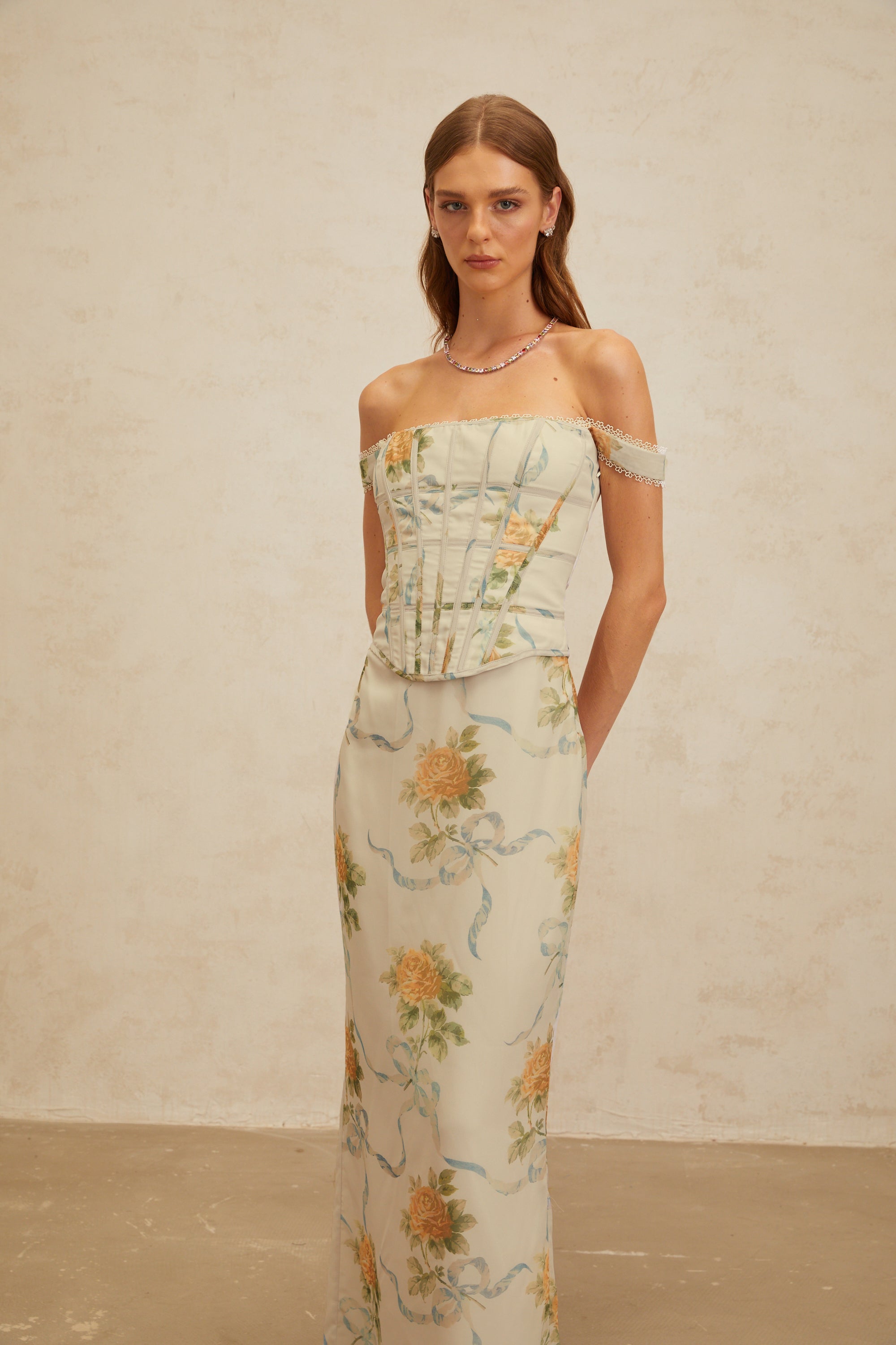 Béryl – Figurbetontes Maxikleid mit Blumenmuster in Zartblau