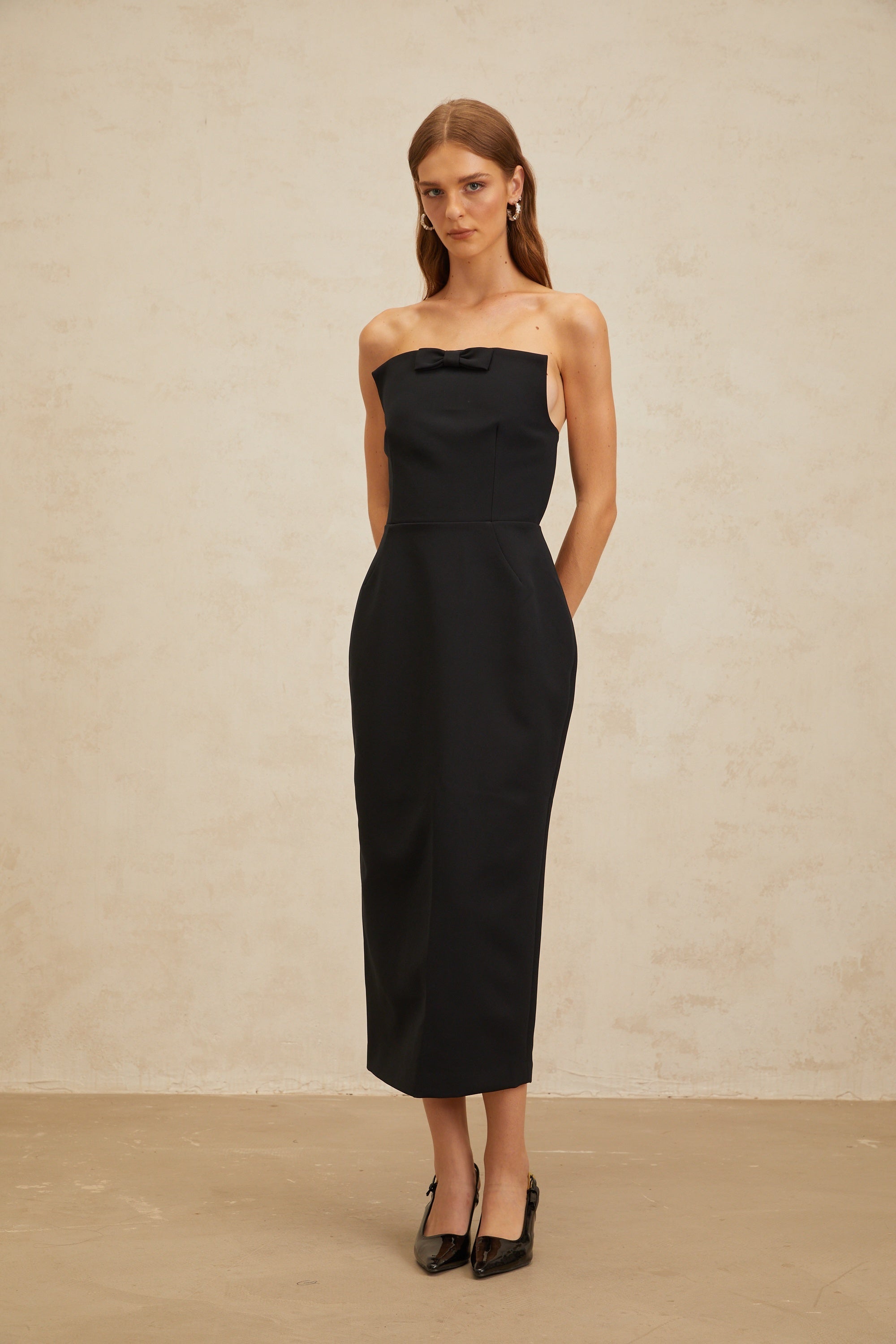 فستان أماريليس أسود متوسط ​​الطول مكشوف الكتفين مع فيونكة