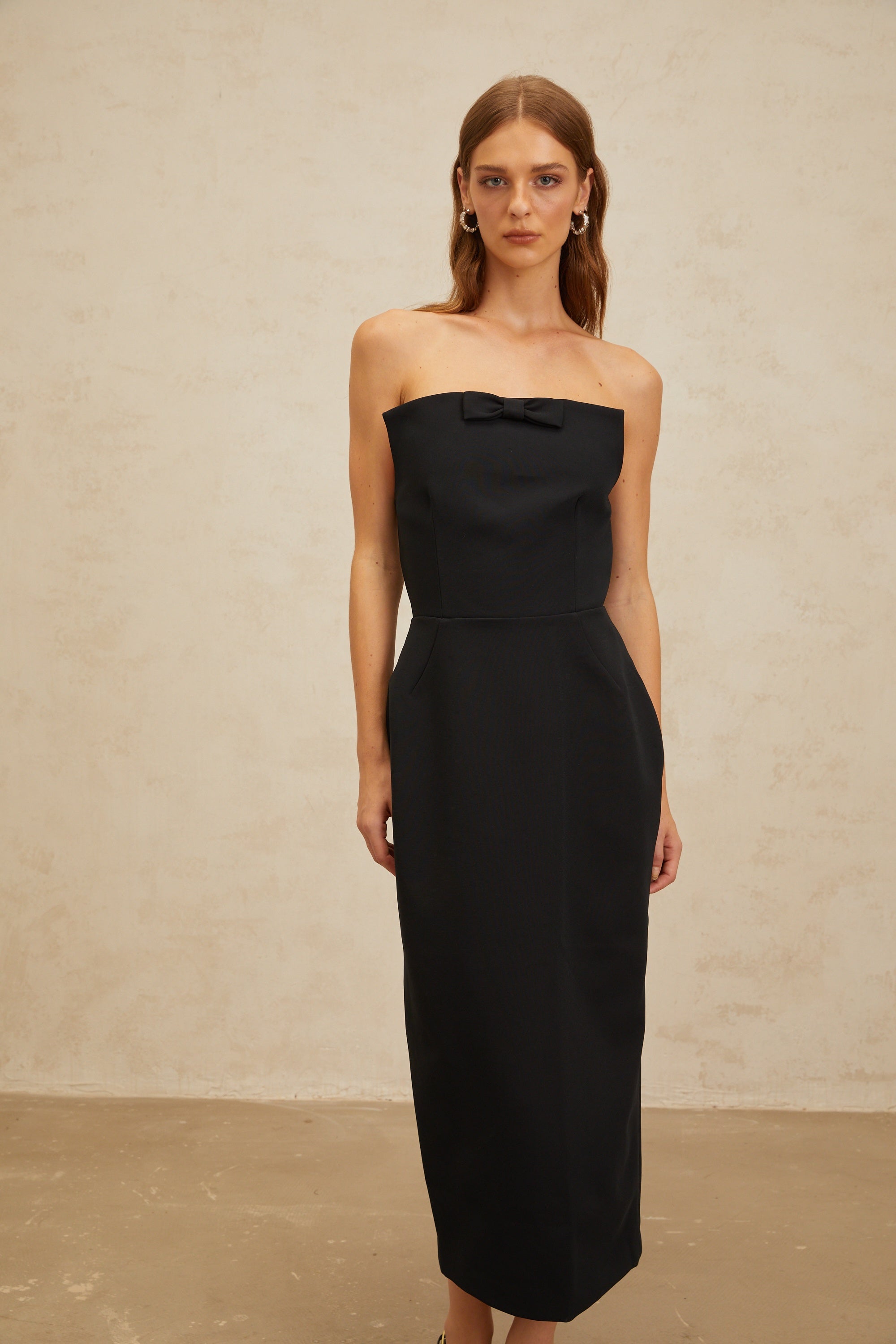 فستان أماريليس أسود متوسط ​​الطول مكشوف الكتفين مع فيونكة