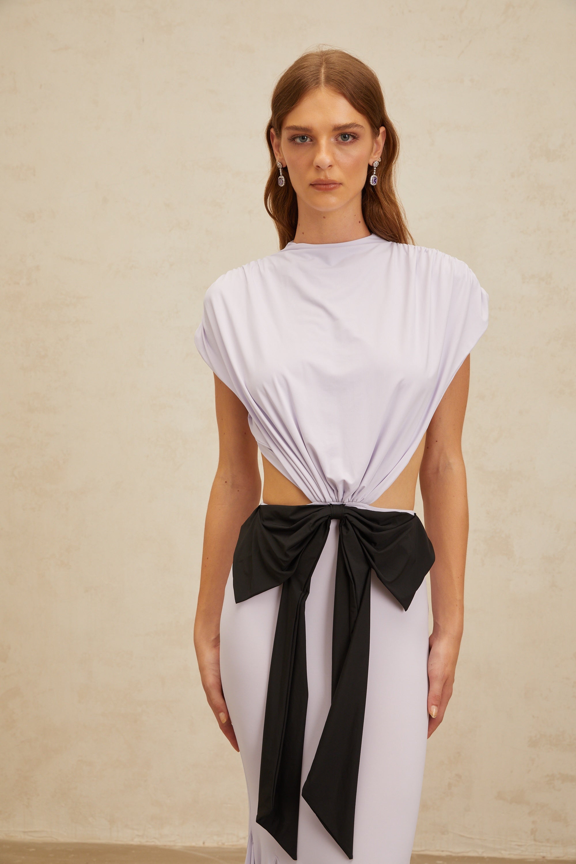 Manon – Lila Maxikleid mit Cut-Out und Schleife