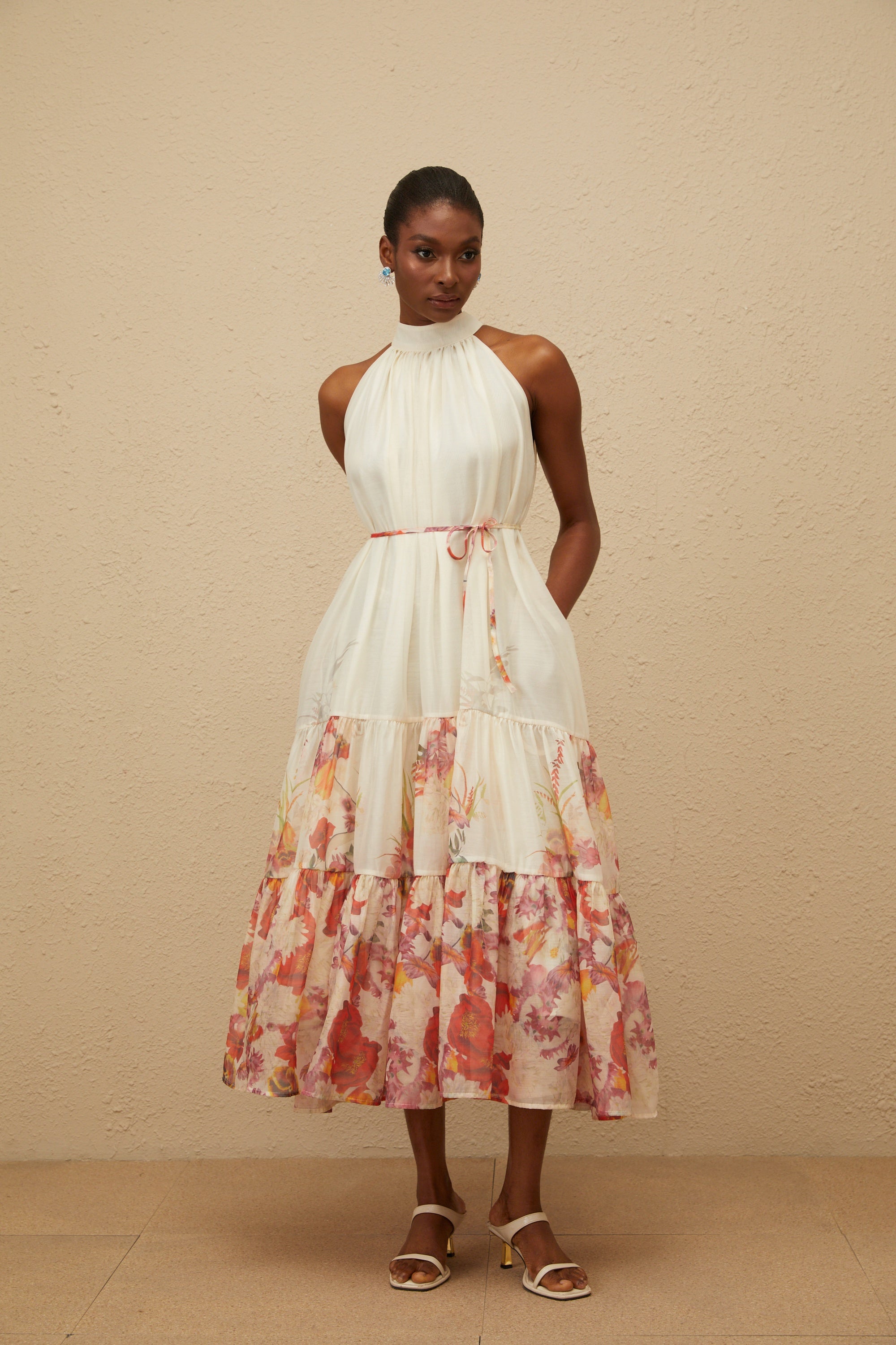 Fleur – Neutrales, gerafftes Midikleid mit Blumenmuster