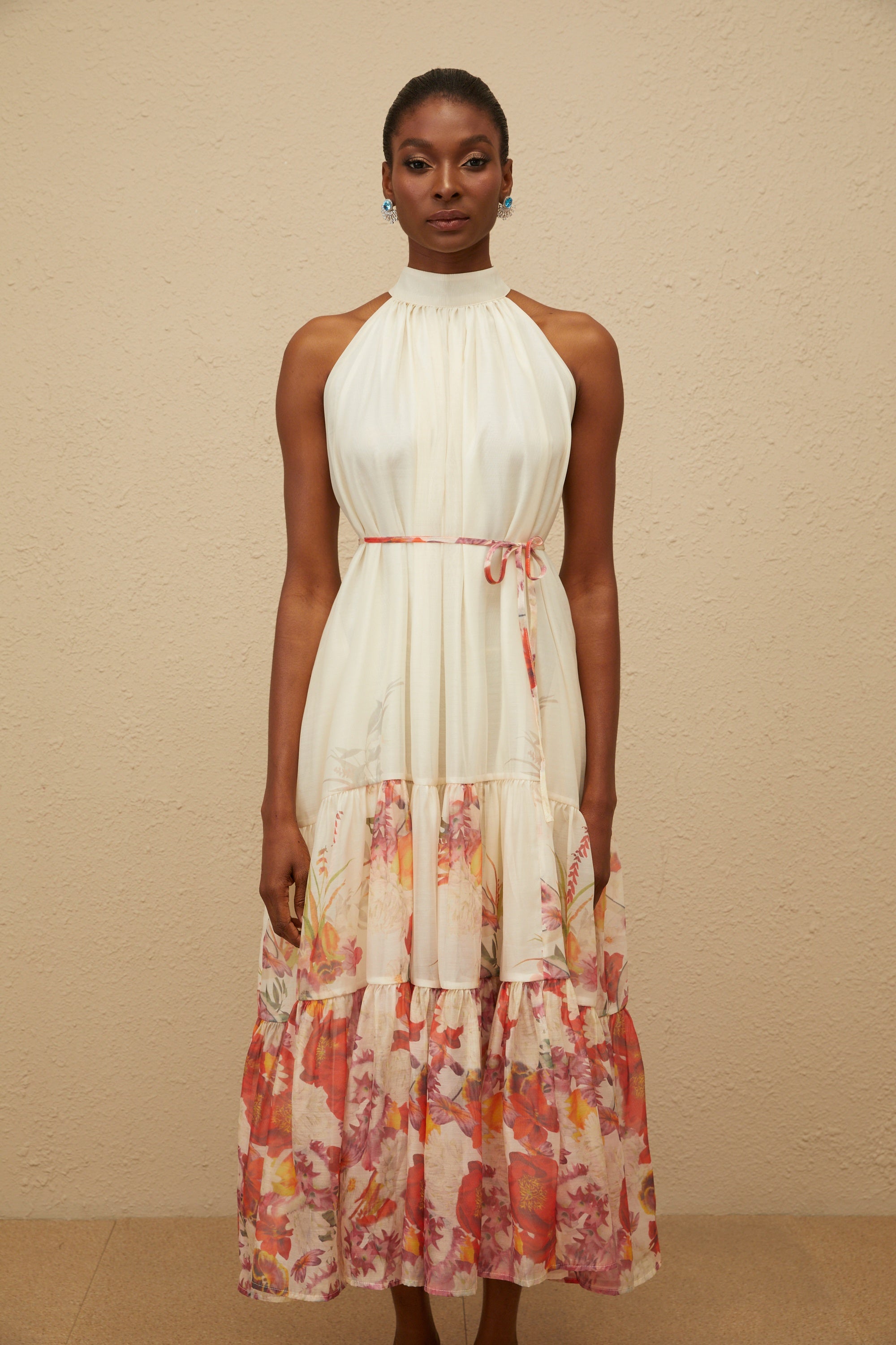 Fleur – Neutrales, gerafftes Midikleid mit Blumenmuster