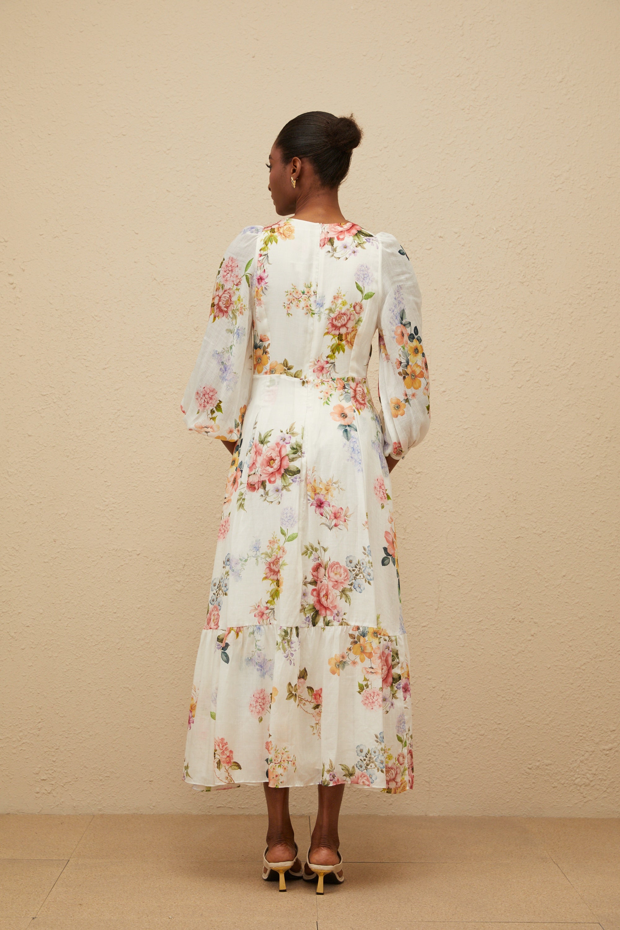 Noémie – Weißes Midikleid mit V-Ausschnitt und Blumenmuster