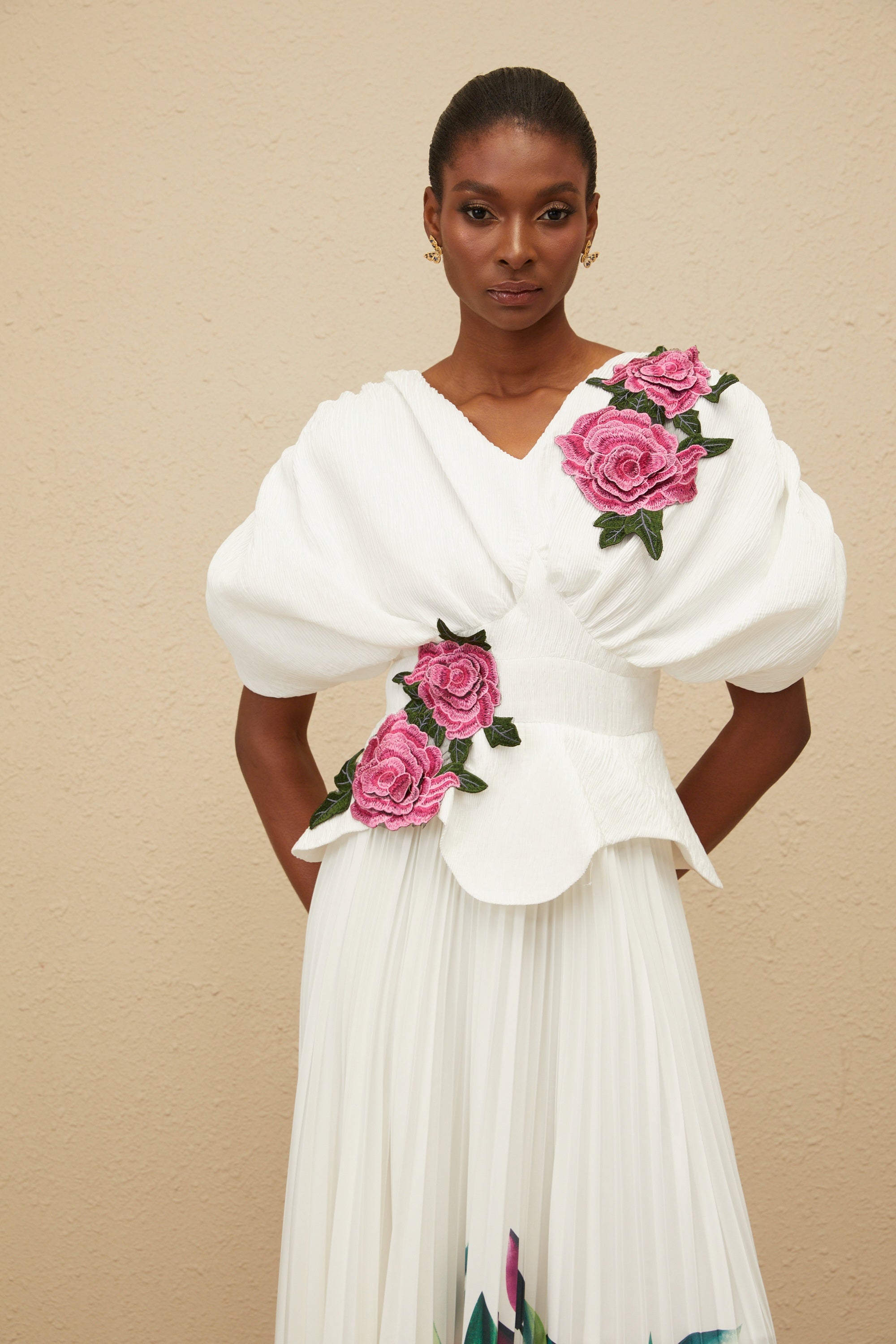 Pétale Weißes Maxikleid mit Rosenapplikation