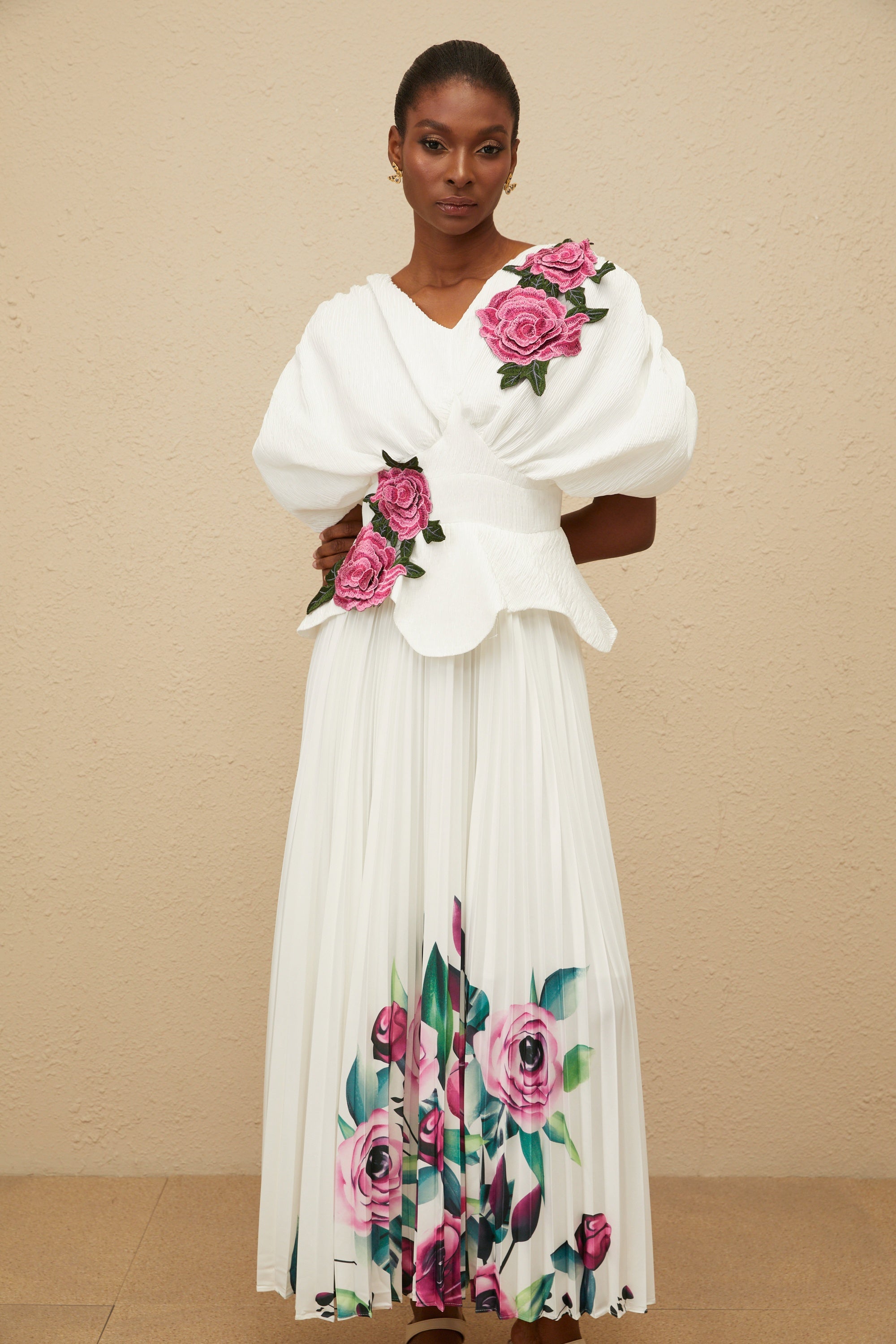 Pétale Weißes Maxikleid mit Rosenapplikation