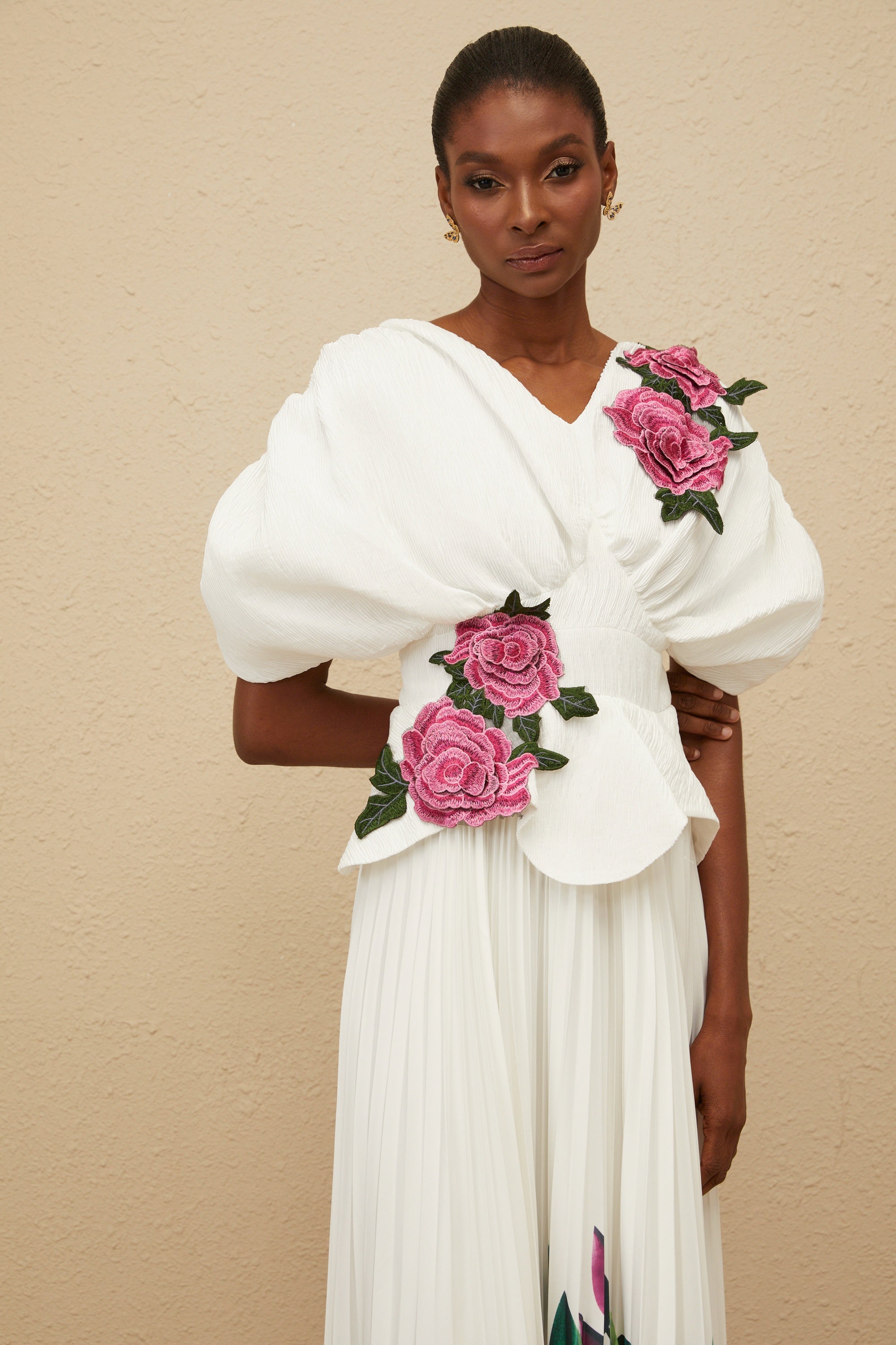 Pétale Weißes Maxikleid mit Rosenapplikation